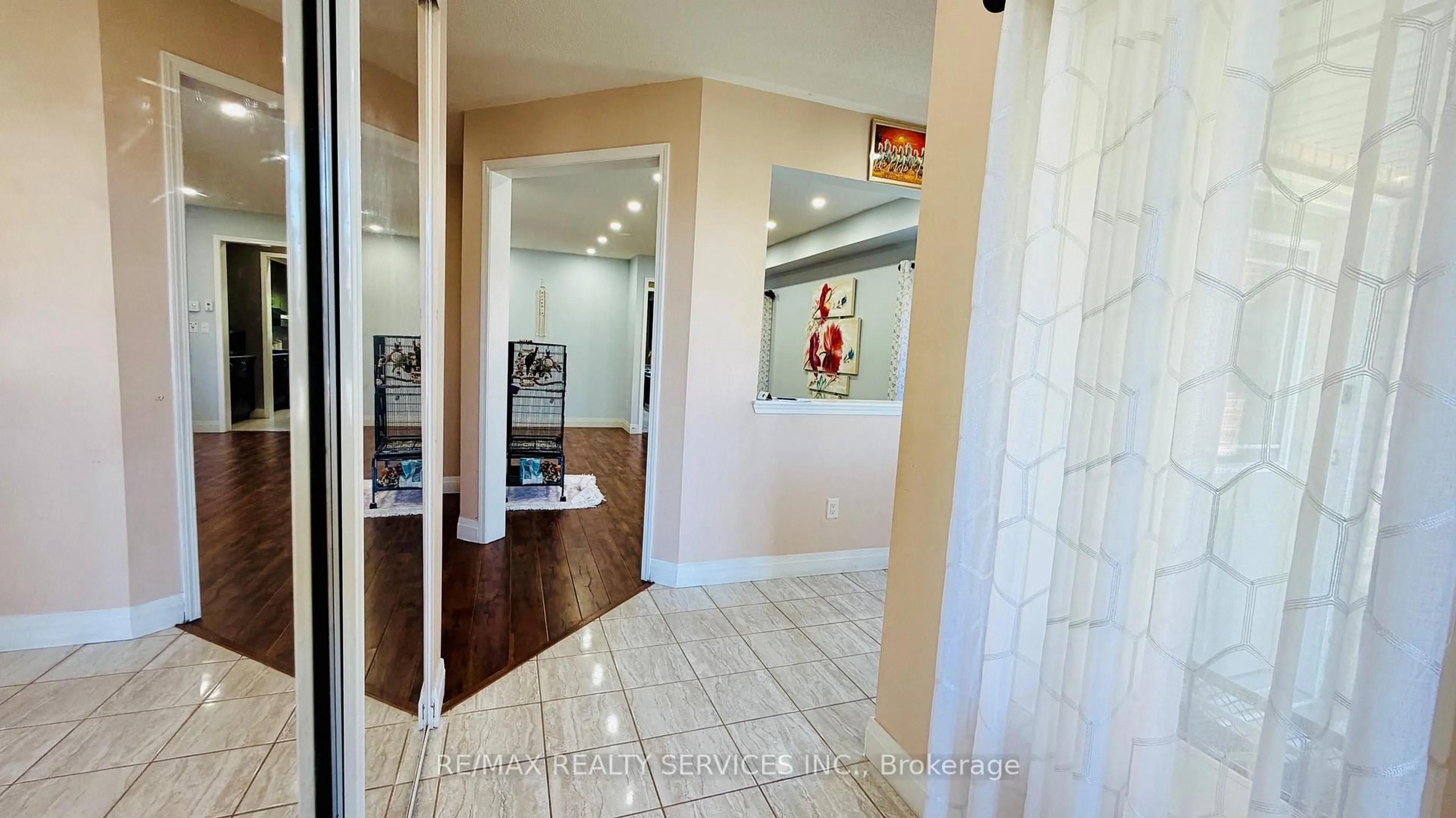 Indoor entryway for 261 Thomas Ave, Brantford Ontario N3S 0E1