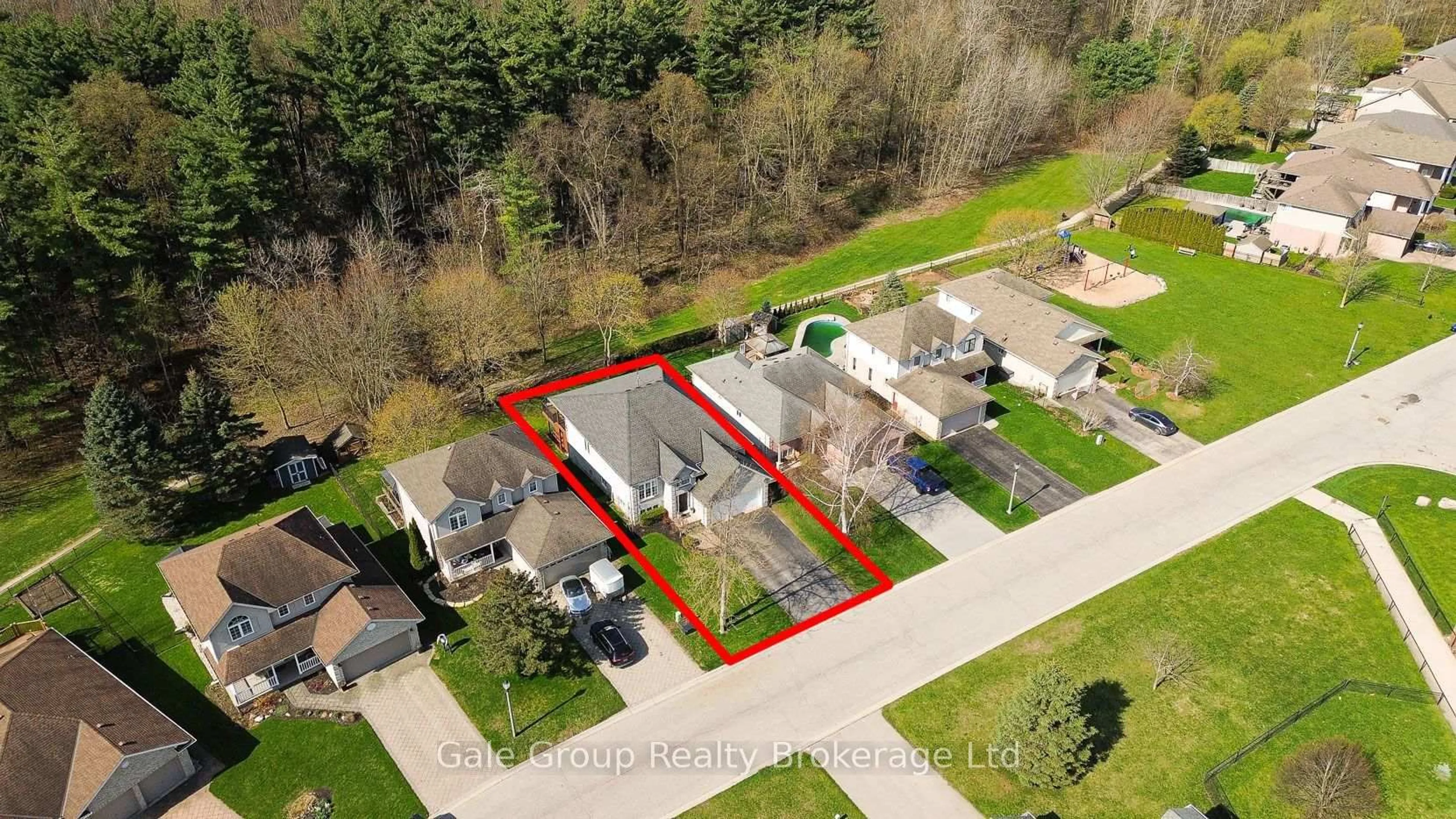 A pic from outside/outdoor area/front of a property/back of a property/a pic from drone, street for 89 Woodvale Dr, Thames Centre Ontario N0L 1G3