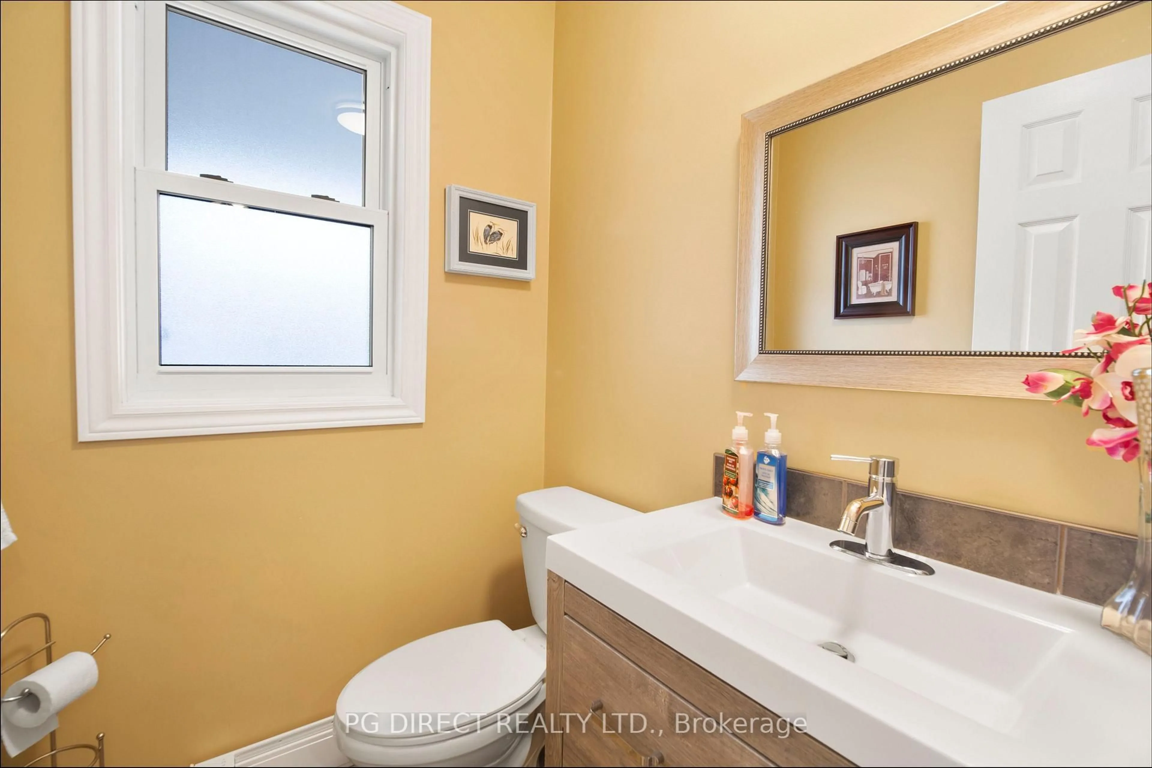 Standard bathroom, ceramic/tile floor for 42 Eglee Ave, North Bay Ontario P1B 8Z7
