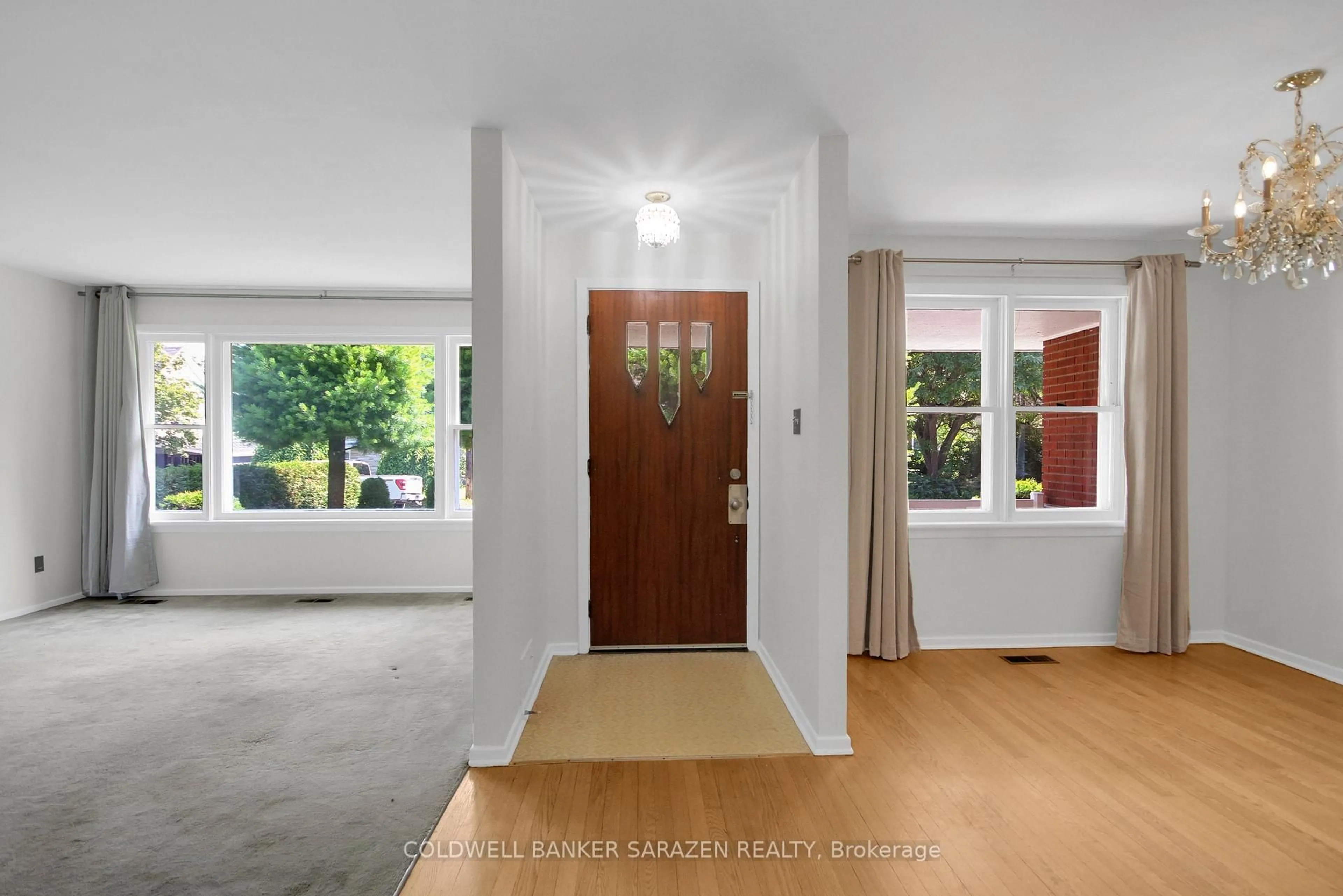 Indoor entryway for 838 Maplewood Ave, Ottawa Ontario K2B 5V5