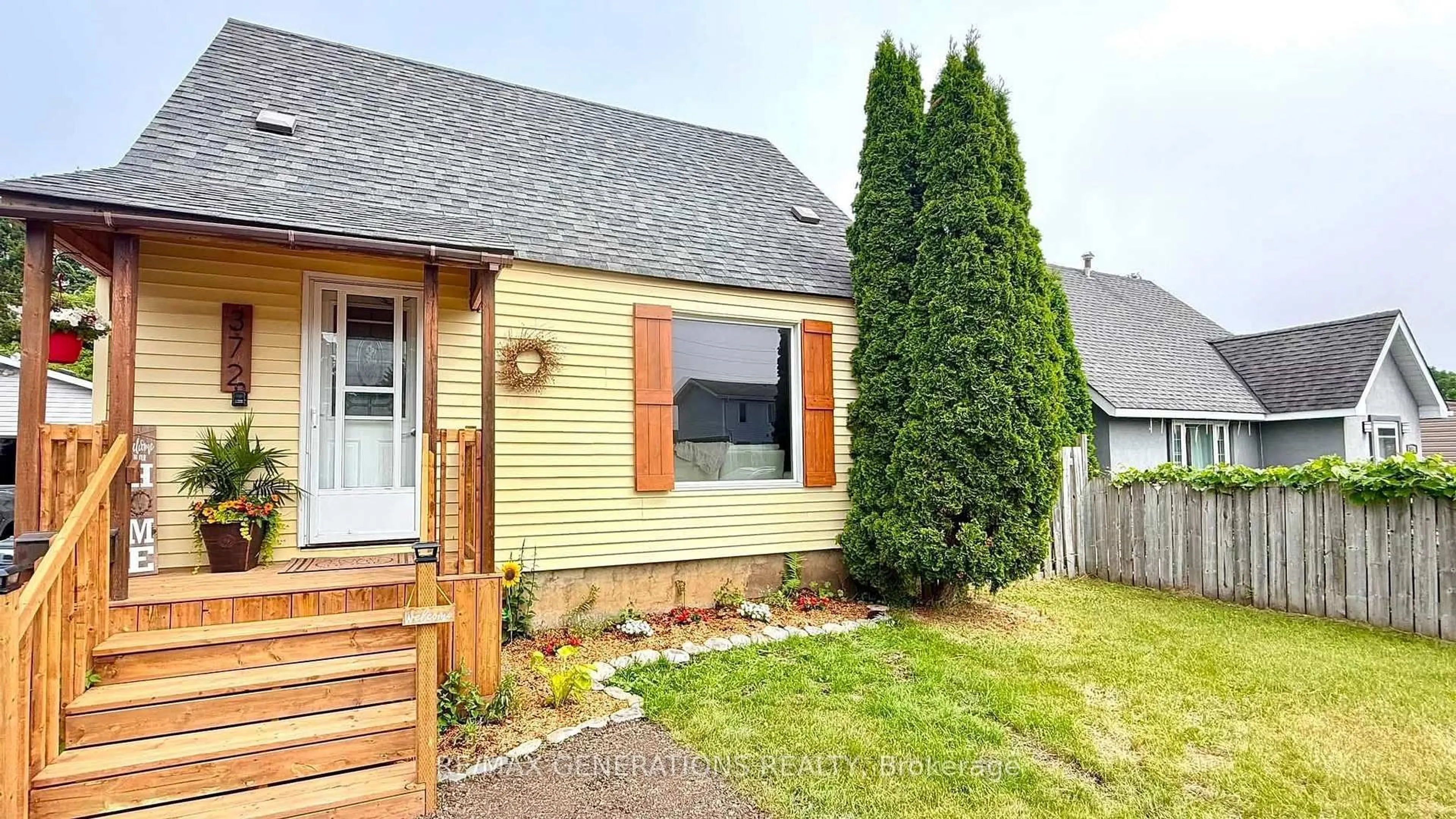 Home with vinyl exterior material, street for 372 GRENVILLE Ave, Thunder Bay Ontario P7A 2B8