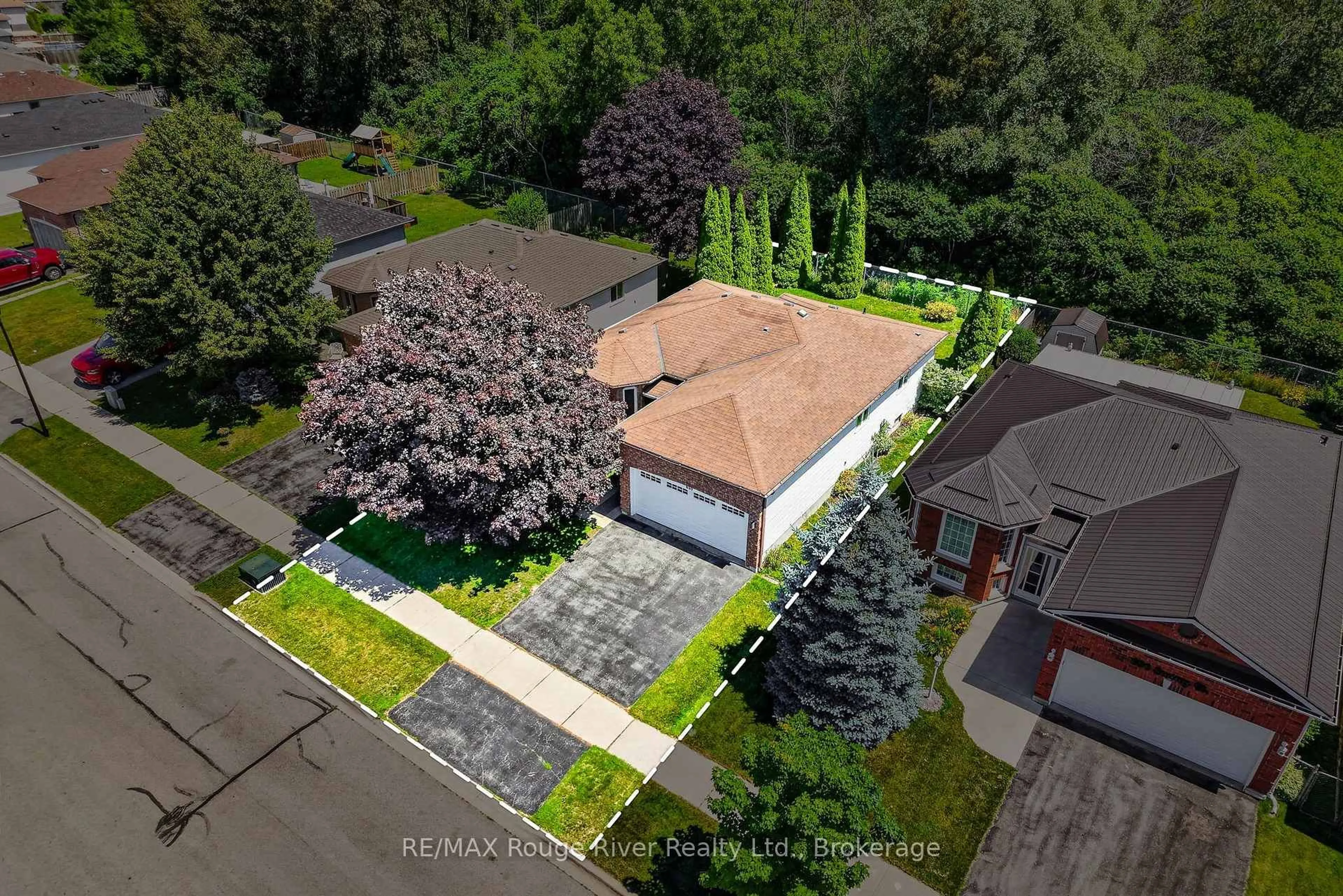 A pic from outside/outdoor area/front of a property/back of a property/a pic from drone, street for 660 Ewing St, Cobourg Ontario K9A 5N7