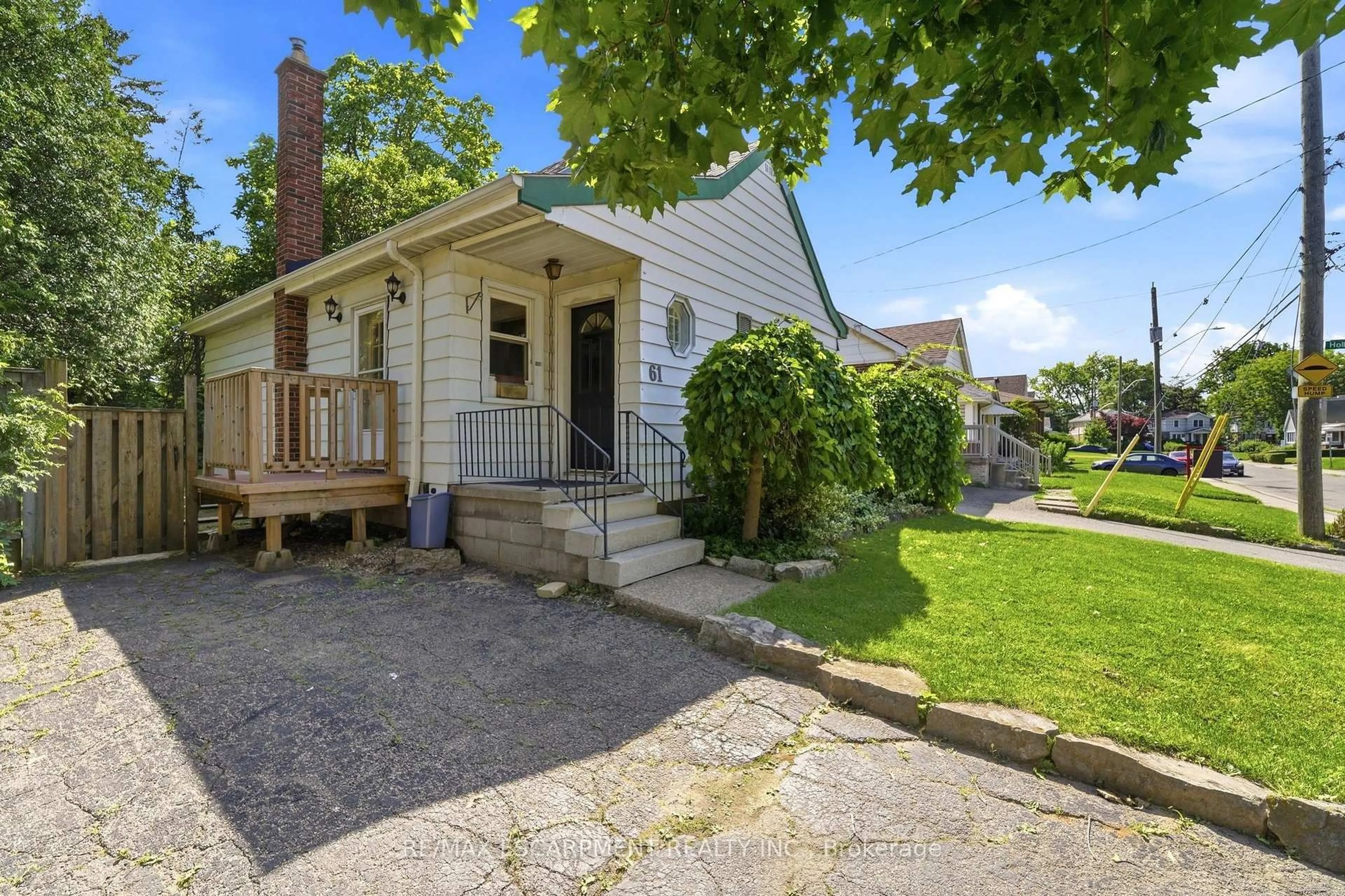 Patio, street for 61 GLENMOUNT Ave, Hamilton Ontario L8S 2L3
