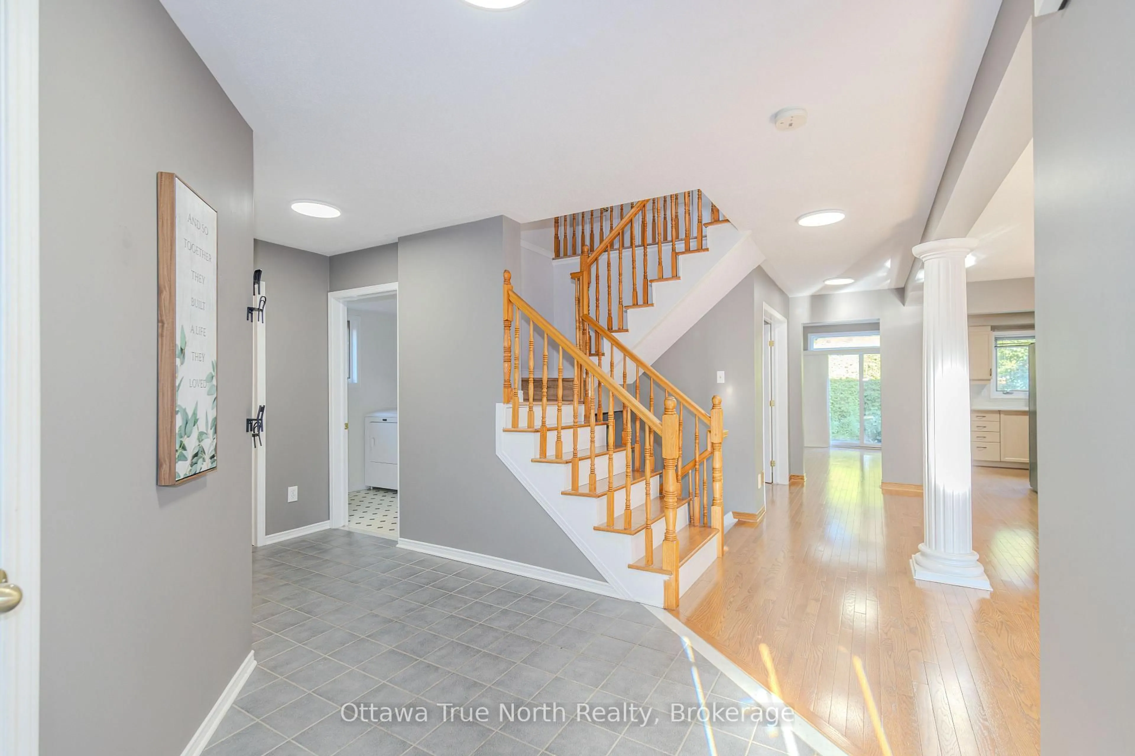 Indoor foyer for 282 Knudson Dr, Kanata Ontario K2K 2N8