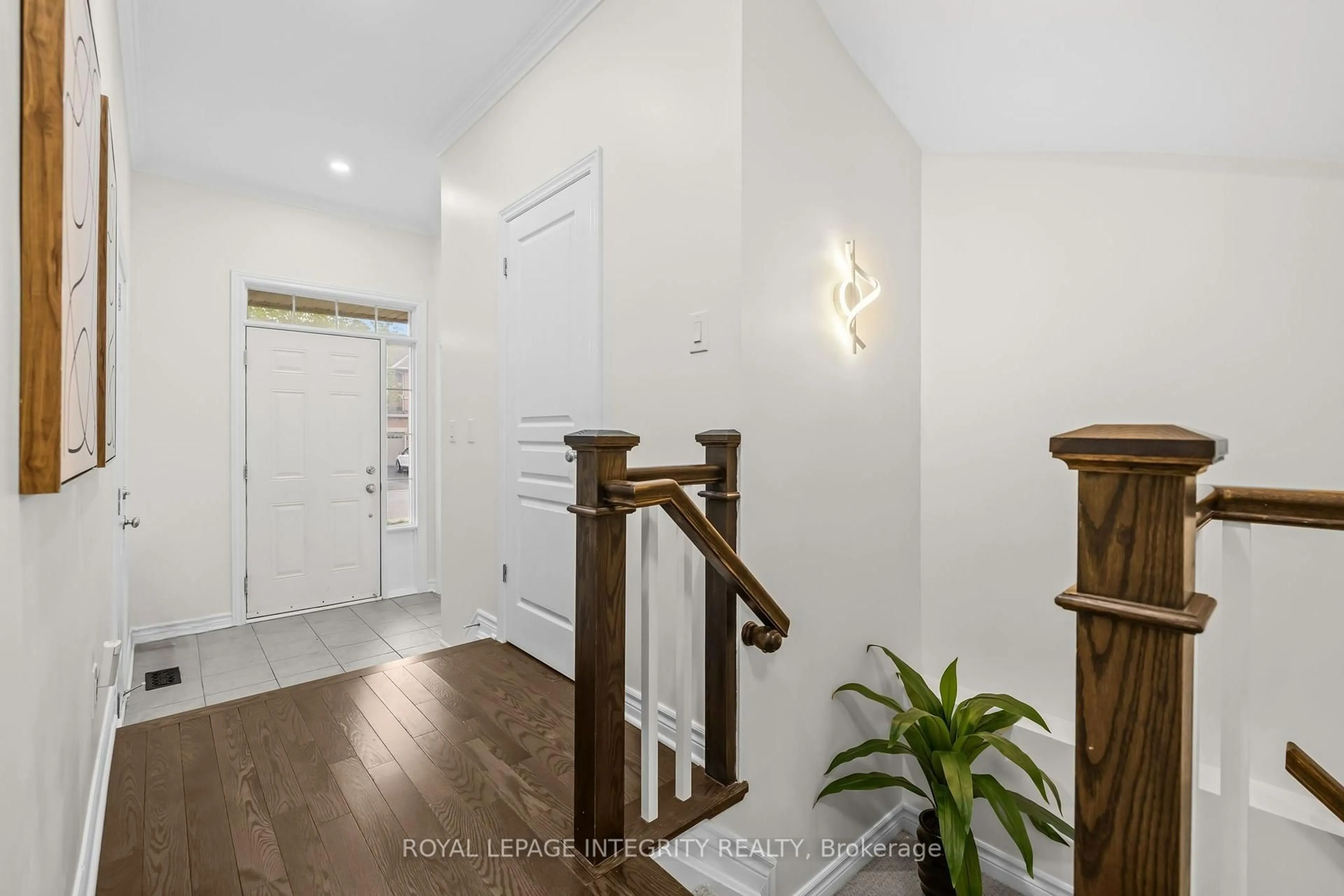 Indoor entryway for 34 Torbec Ave, Ottawa Ontario K2T 0B6