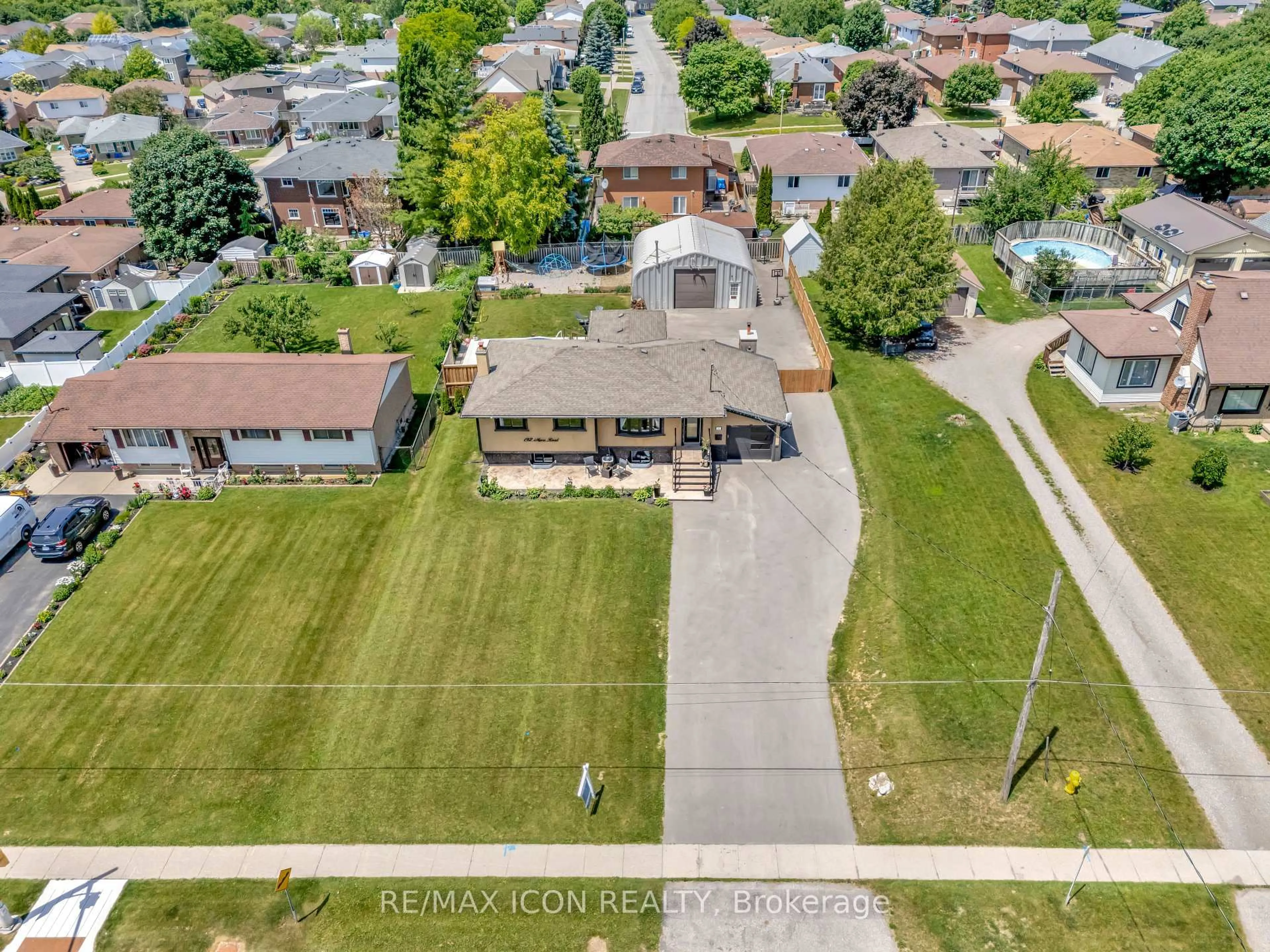 A pic from outside/outdoor area/front of a property/back of a property/a pic from drone, street for 192 Myers Rd, Cambridge Ontario N1R 7H1