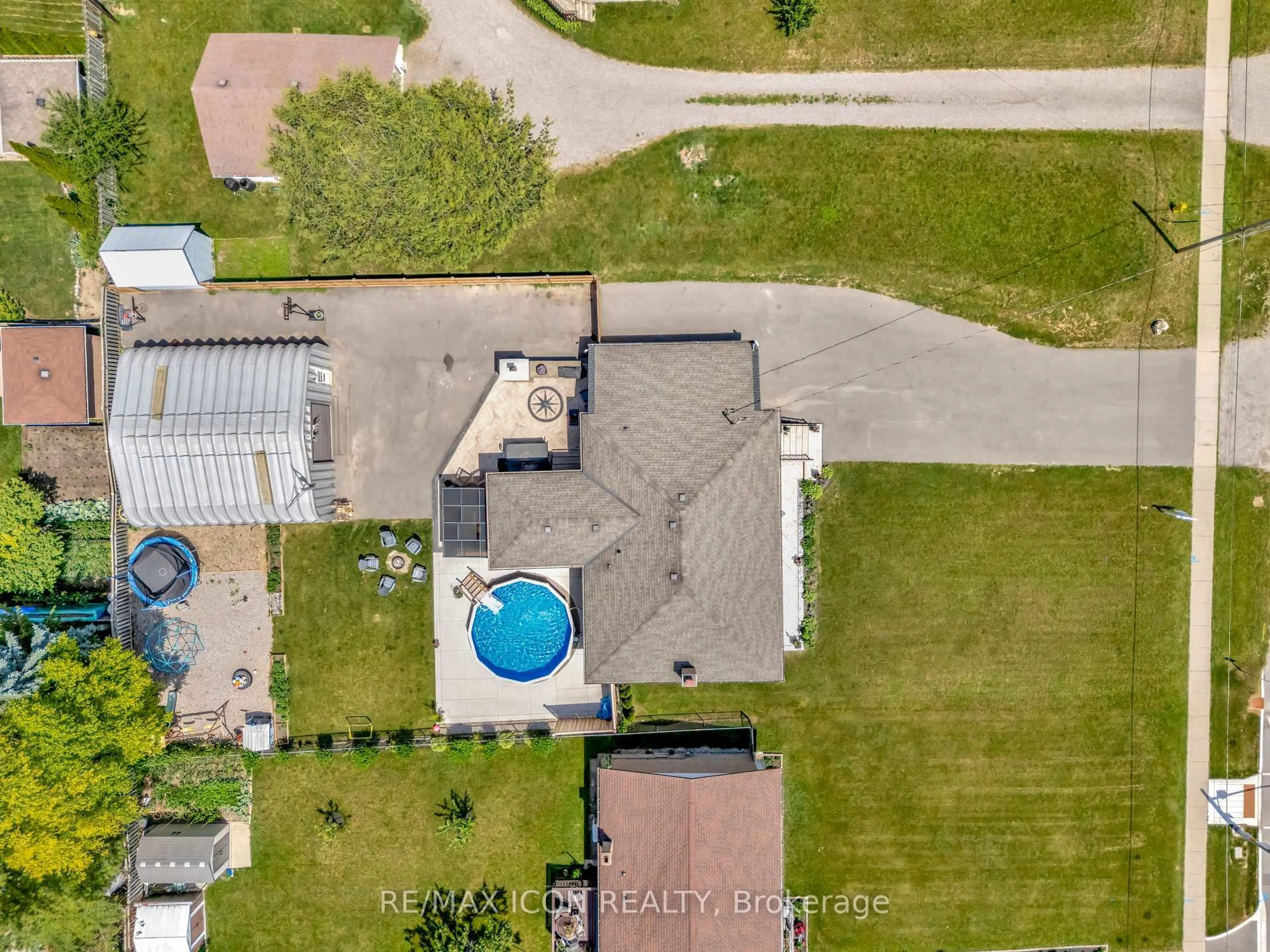 A pic from outside/outdoor area/front of a property/back of a property/a pic from drone, street for 192 Myers Rd, Cambridge Ontario N1R 7H1