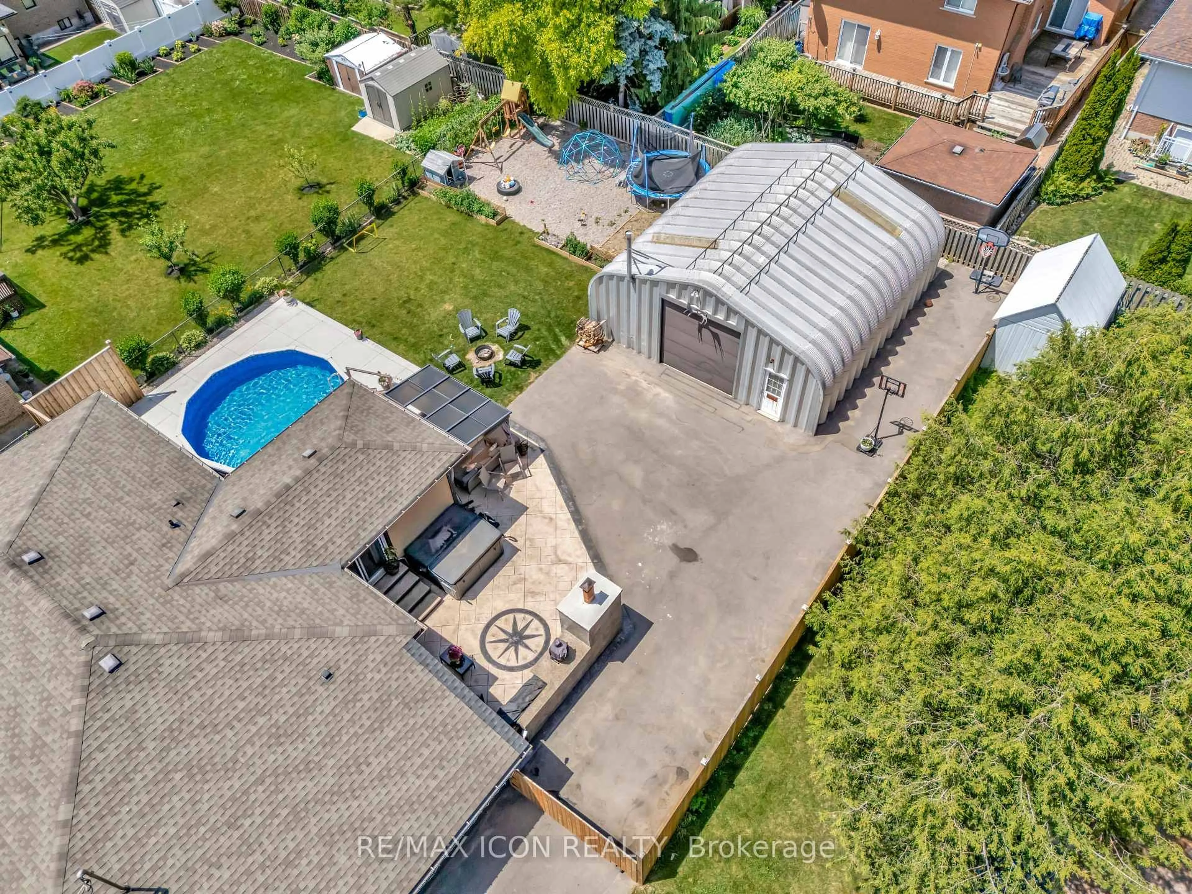 A pic from outside/outdoor area/front of a property/back of a property/a pic from drone, street for 192 Myers Rd, Cambridge Ontario N1R 7H1