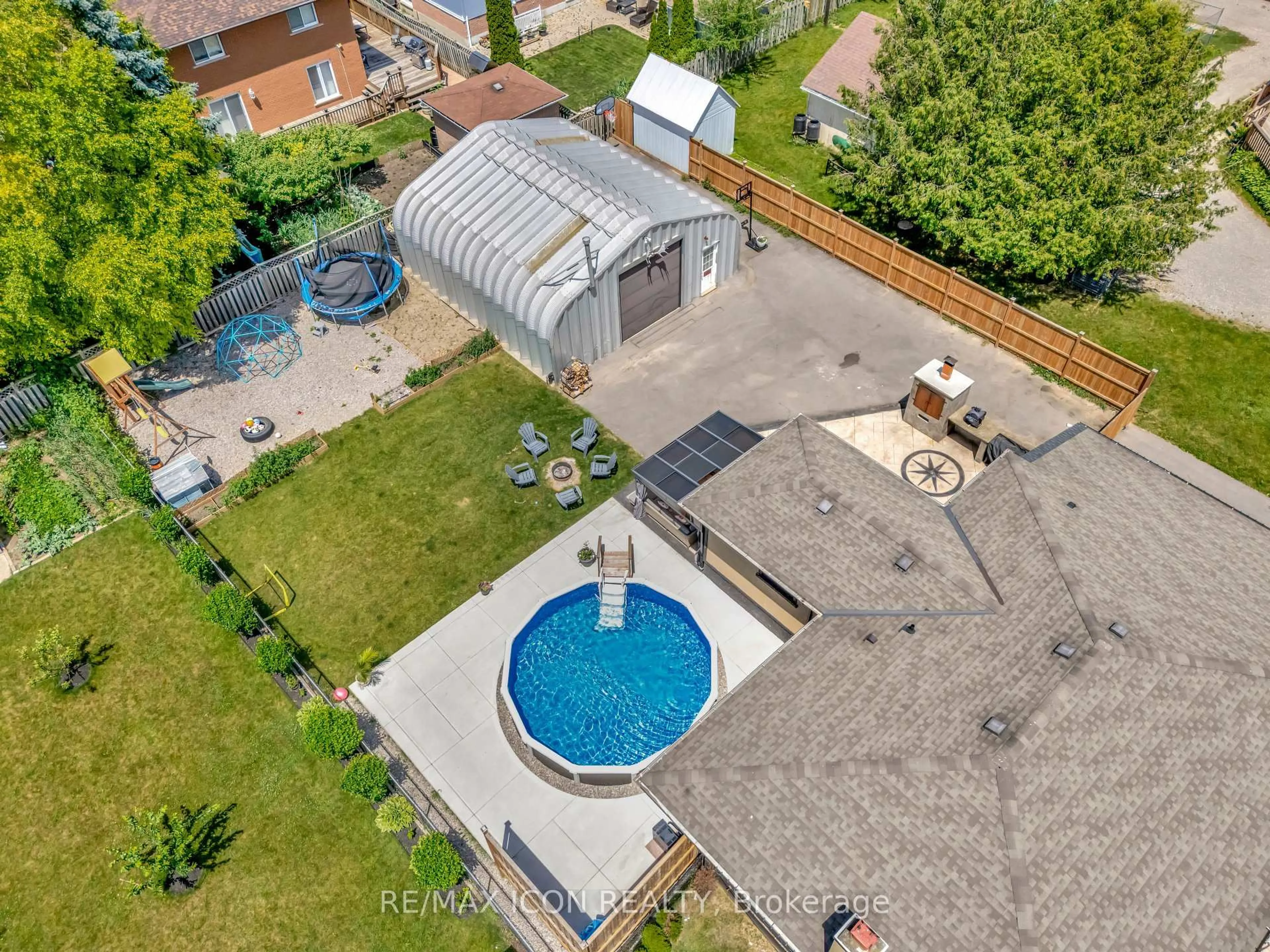 A pic from outside/outdoor area/front of a property/back of a property/a pic from drone, street for 192 Myers Rd, Cambridge Ontario N1R 7H1