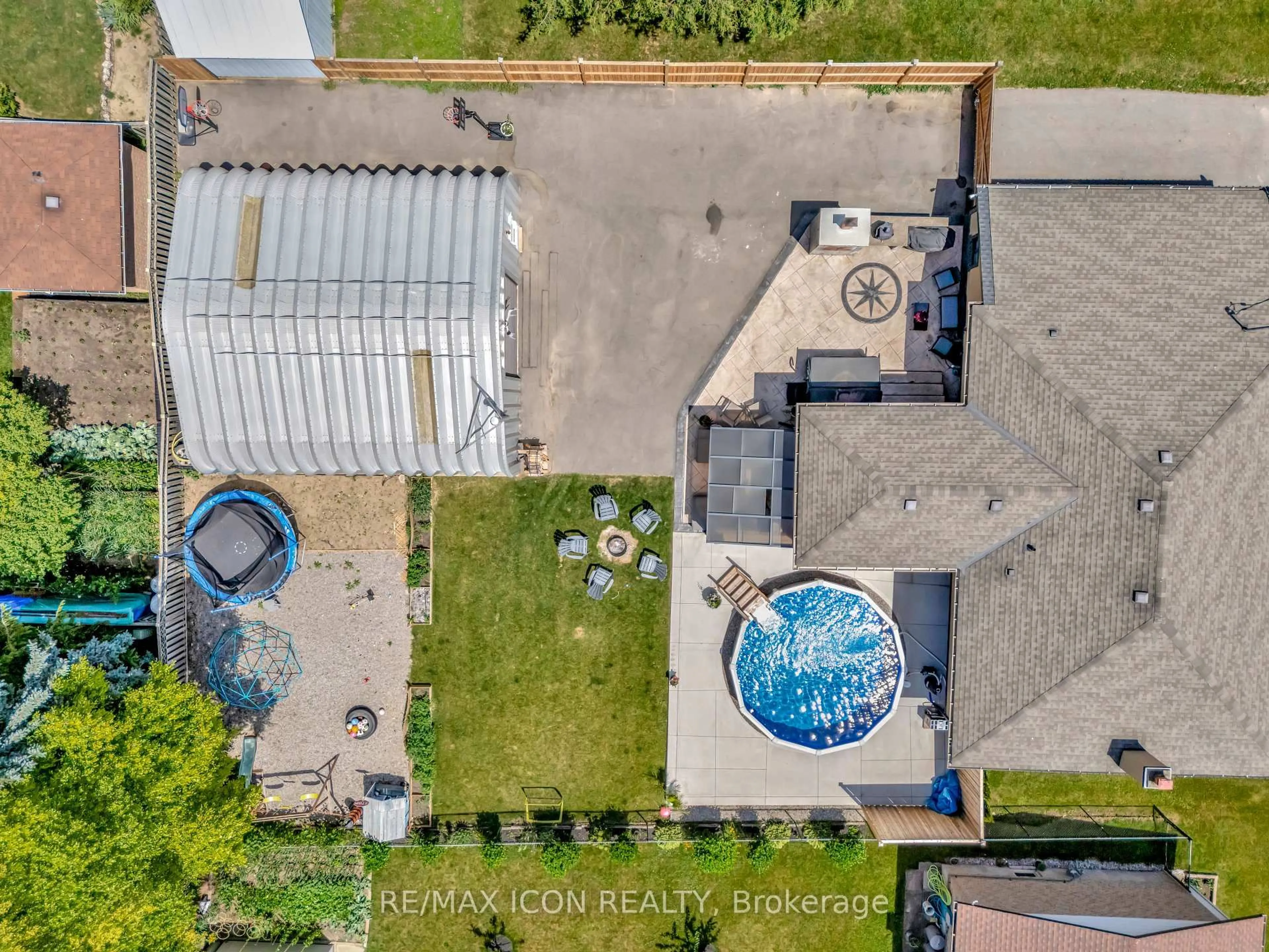 A pic from outside/outdoor area/front of a property/back of a property/a pic from drone, unknown for 192 Myers Rd, Cambridge Ontario N1R 7H1