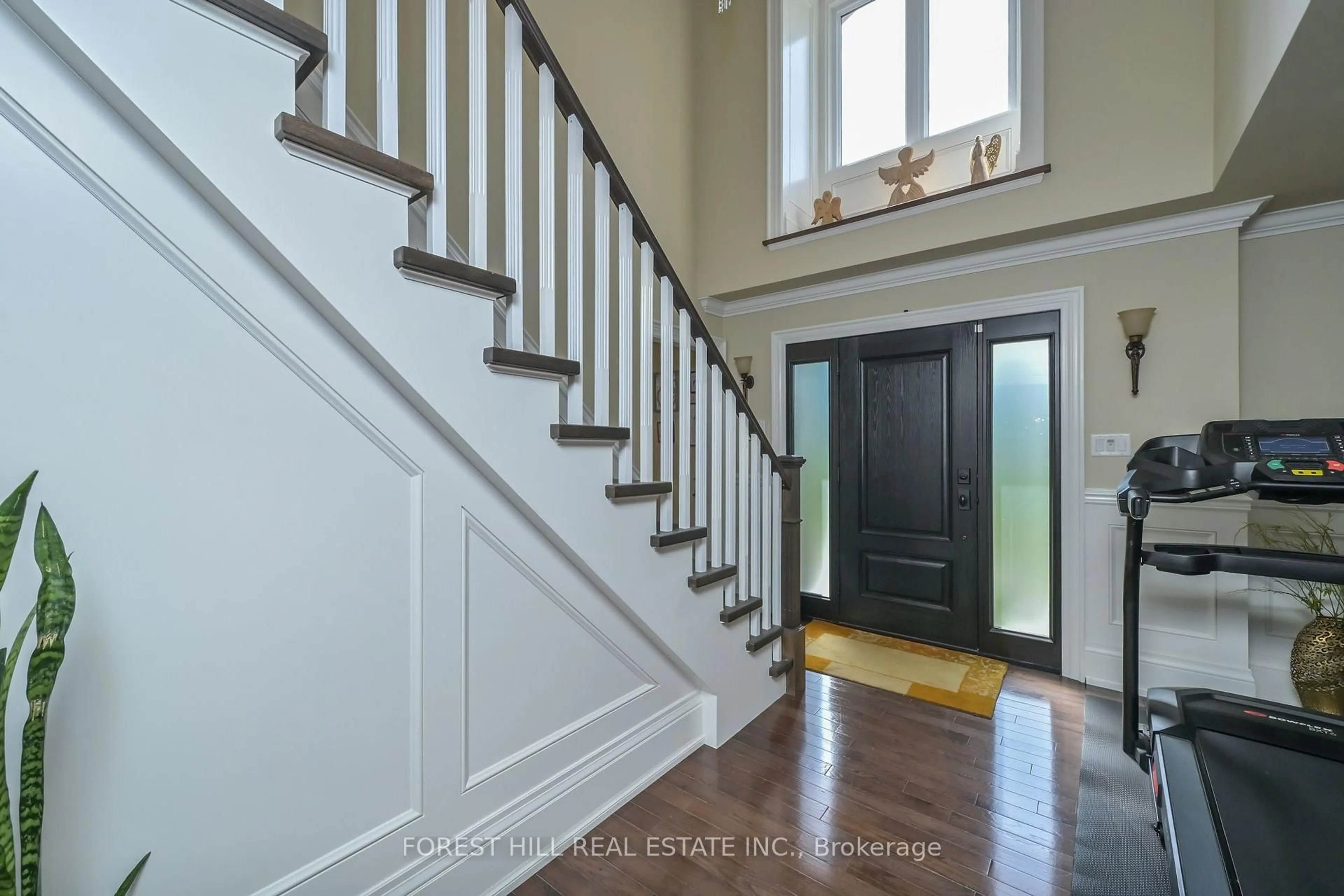 Indoor entryway for 347094 Mono Centre Rd, Mono Ontario L9W 2Y8