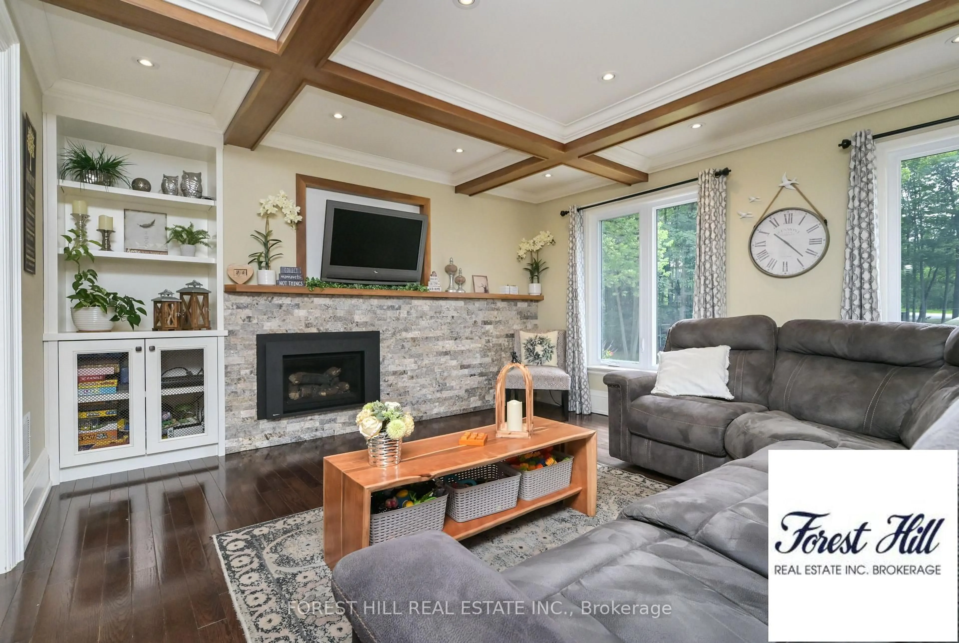 Living room with furniture, unknown for 347094 Mono Centre Rd, Mono Ontario L9W 2Y8