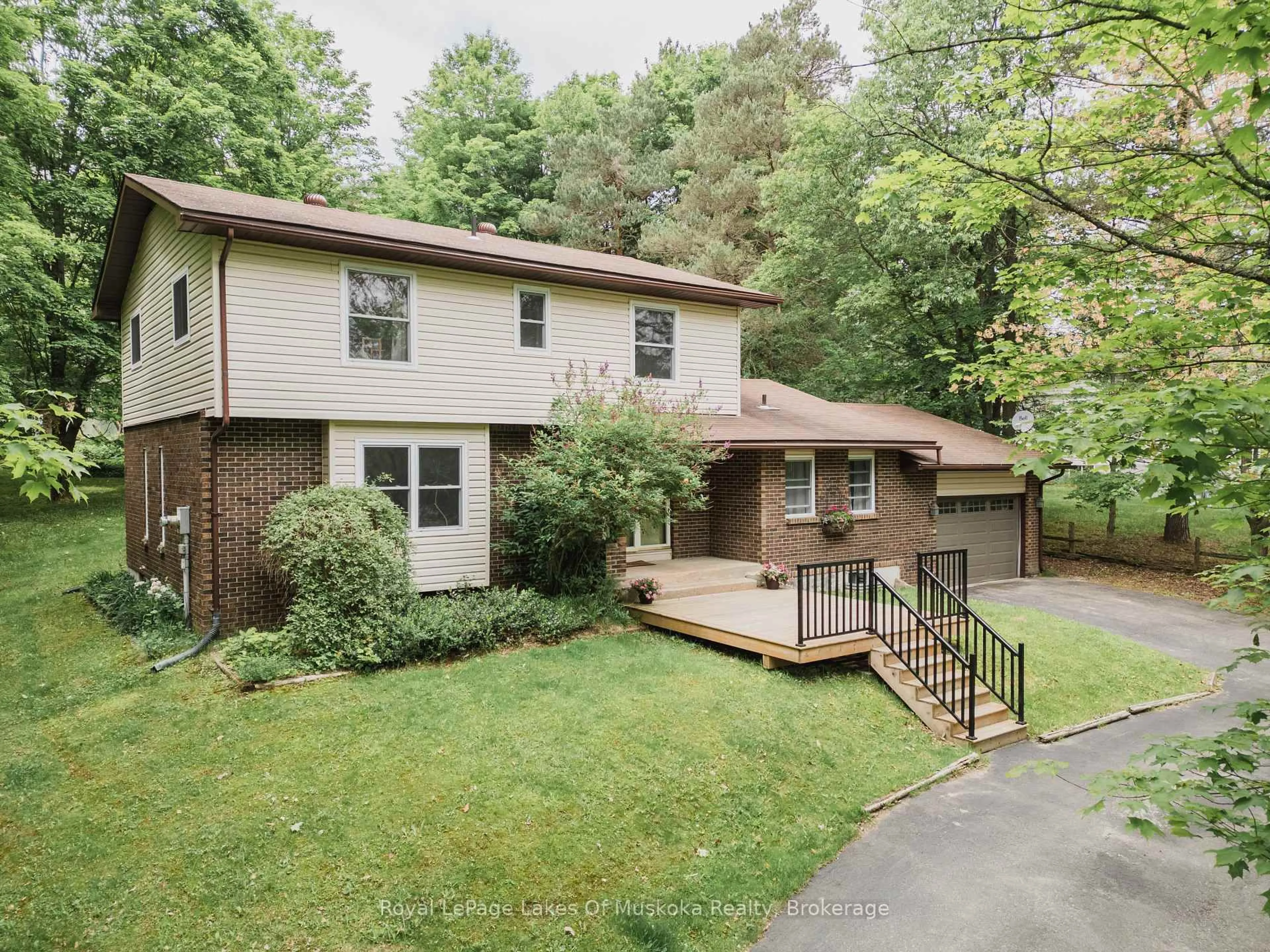 A pic from outside/outdoor area/front of a property/back of a property/a pic from drone, unknown for 12 Murray St, Sundridge Ontario P0A 1Z0