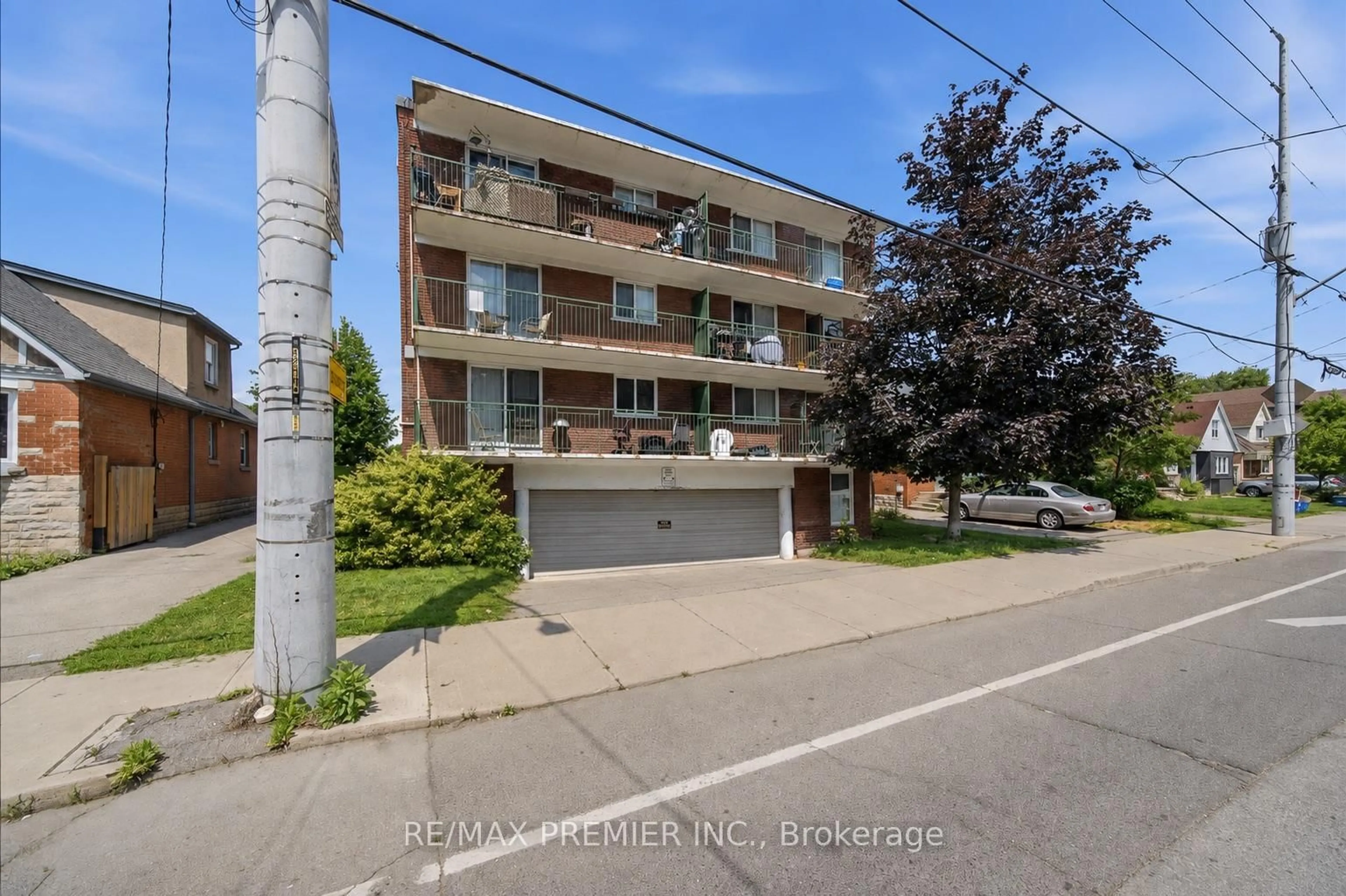 A pic from outside/outdoor area/front of a property/back of a property/a pic from drone, street for 214 Wentworth St, Hamilton Ontario L8N 2Z4