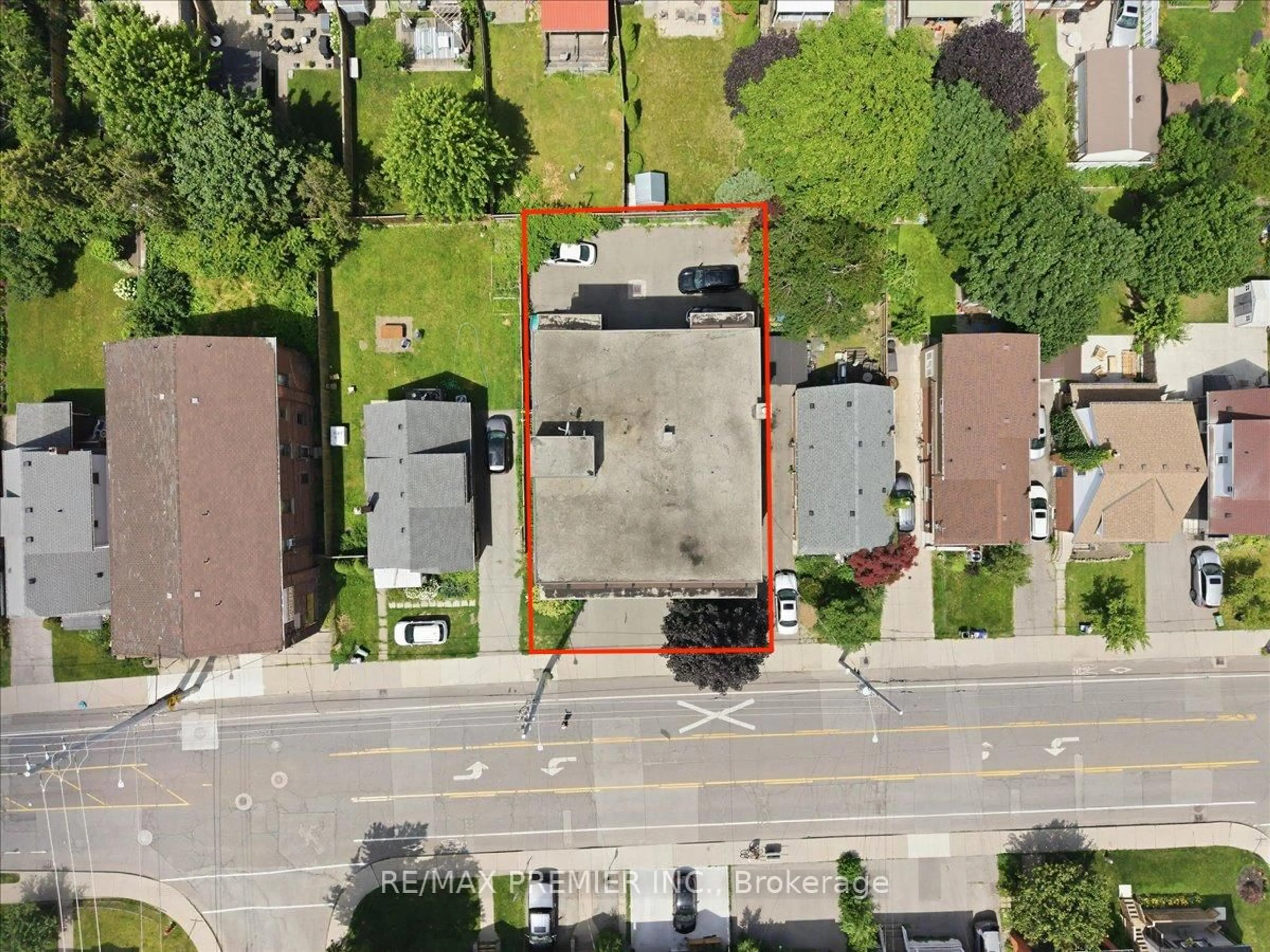 A pic from outside/outdoor area/front of a property/back of a property/a pic from drone, street for 214 Wentworth St, Hamilton Ontario L8N 2Z4
