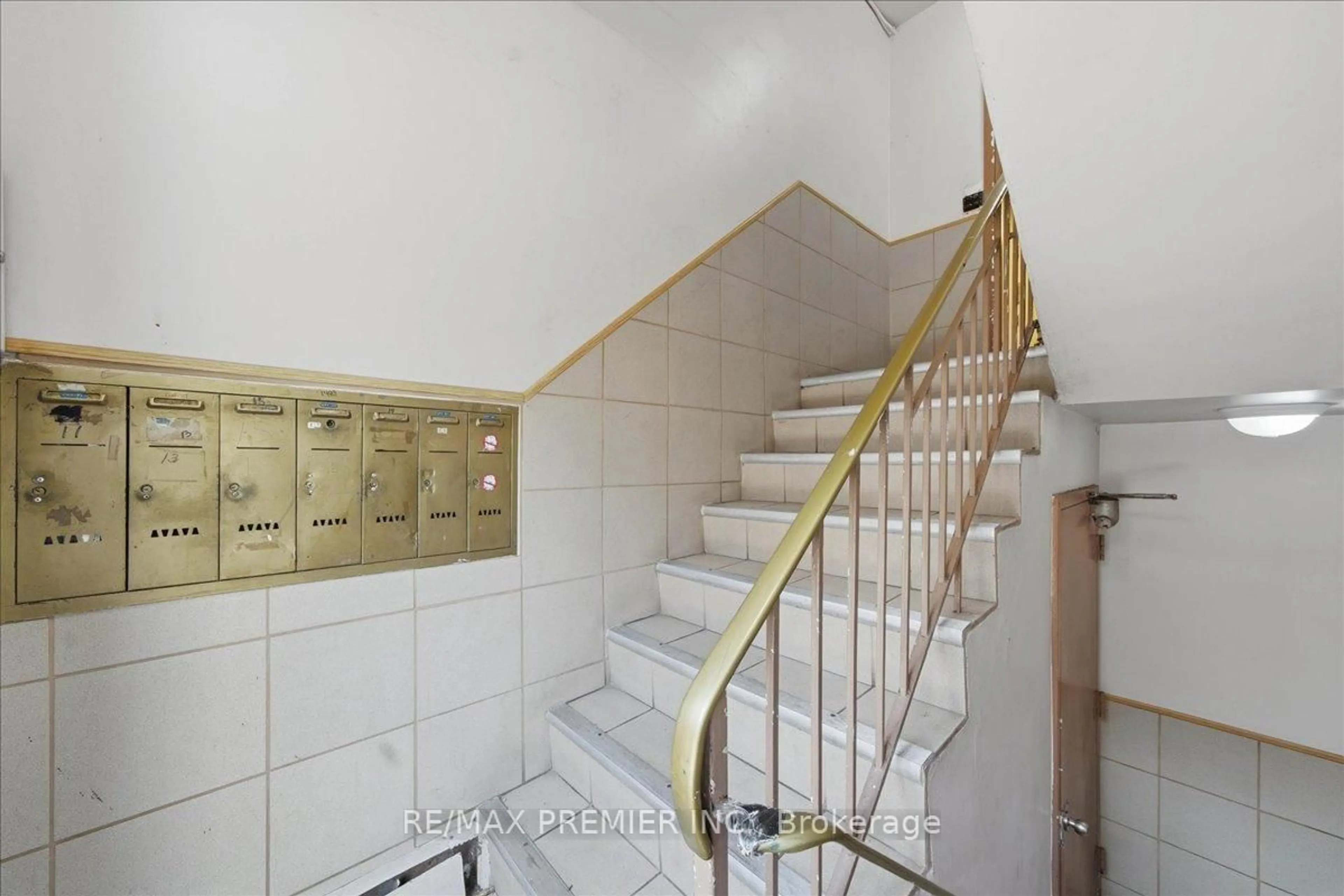Indoor foyer for 214 Wentworth St, Hamilton Ontario L8N 2Z4
