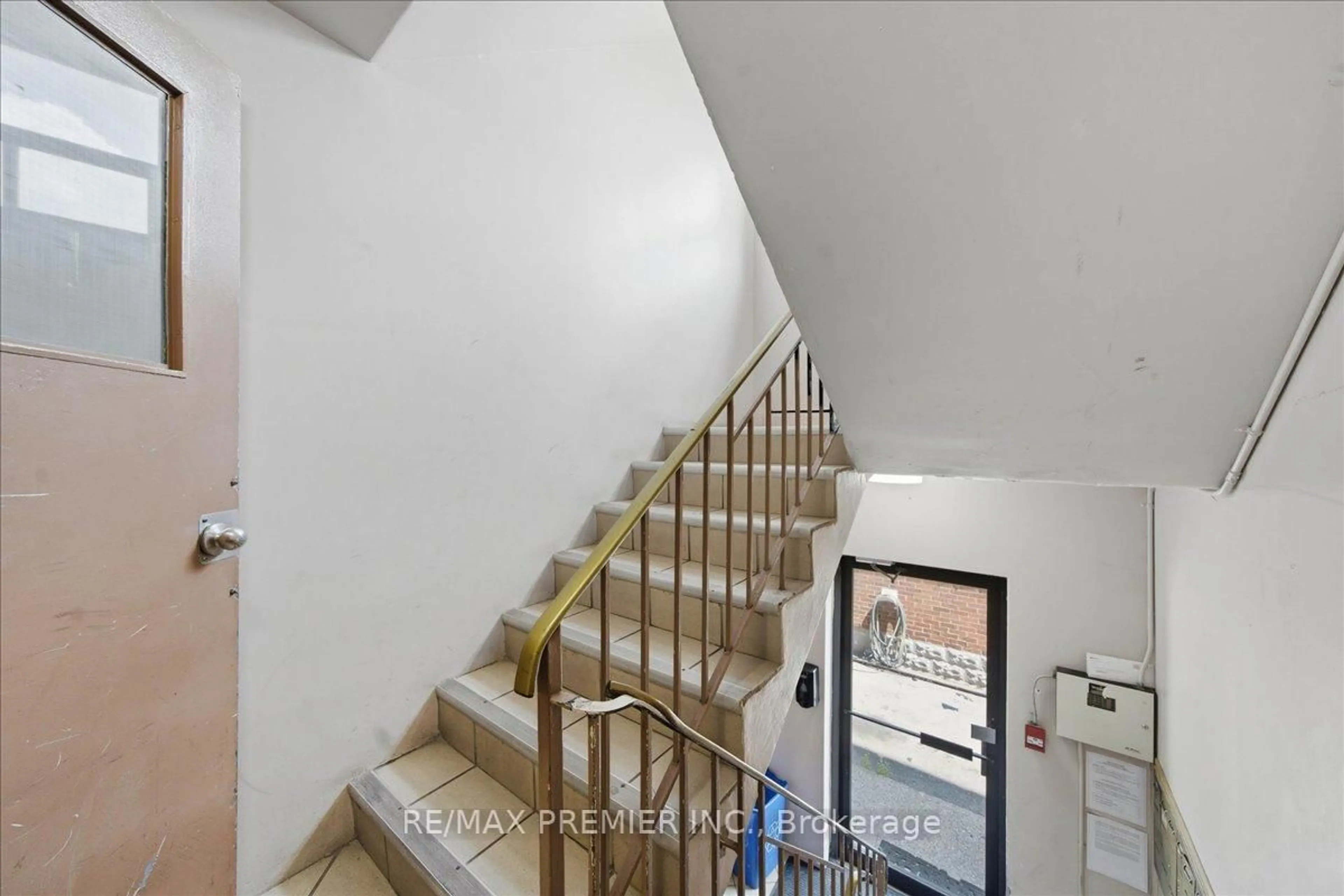 Stairs for 214 Wentworth St, Hamilton Ontario L8N 2Z4