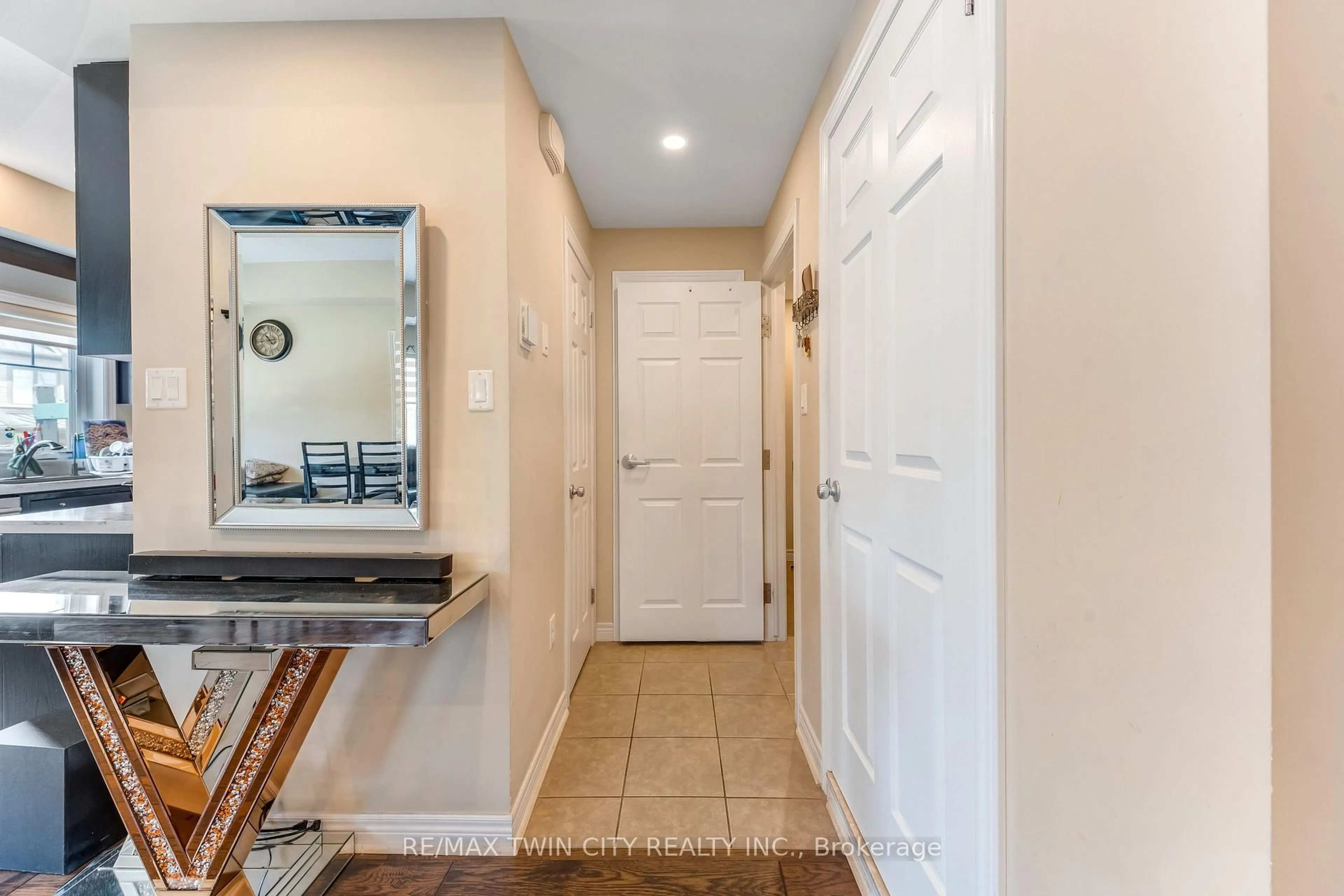 Indoor entryway for 70 Willowrun Dr #F1, Kitchener Ontario N2A 0J3