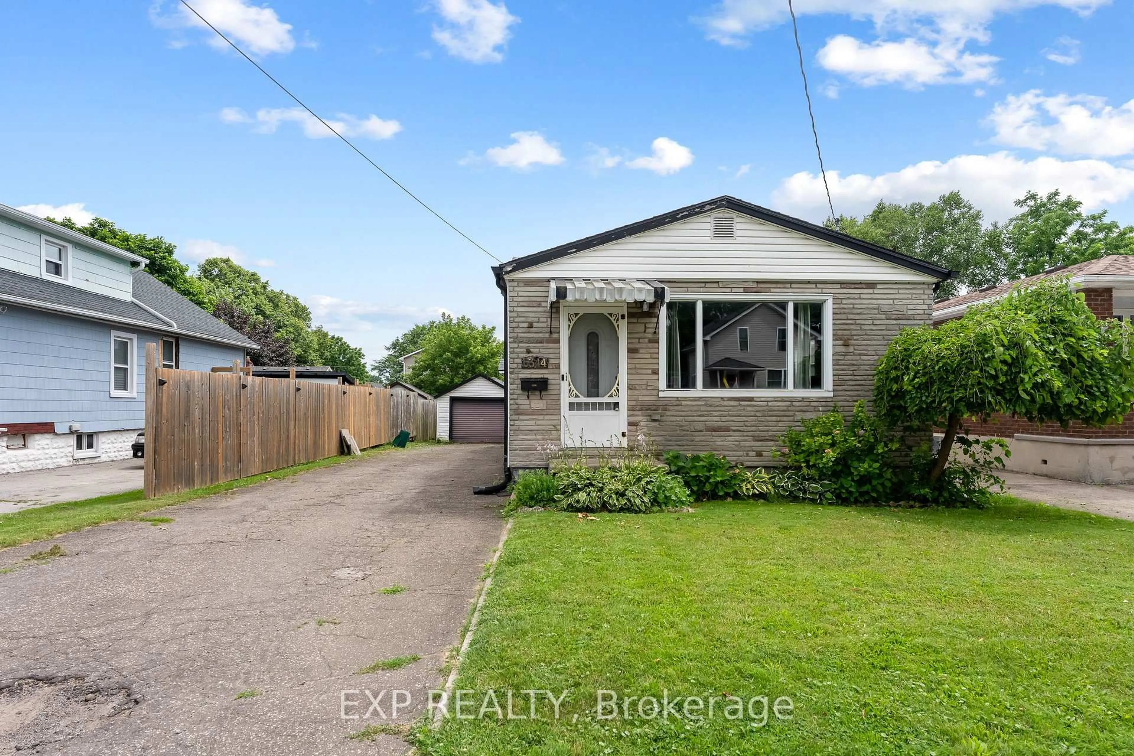 A pic from outside/outdoor area/front of a property/back of a property/a pic from drone, street for 6344 Ash St, Niagara Falls Ontario L2G 2H5