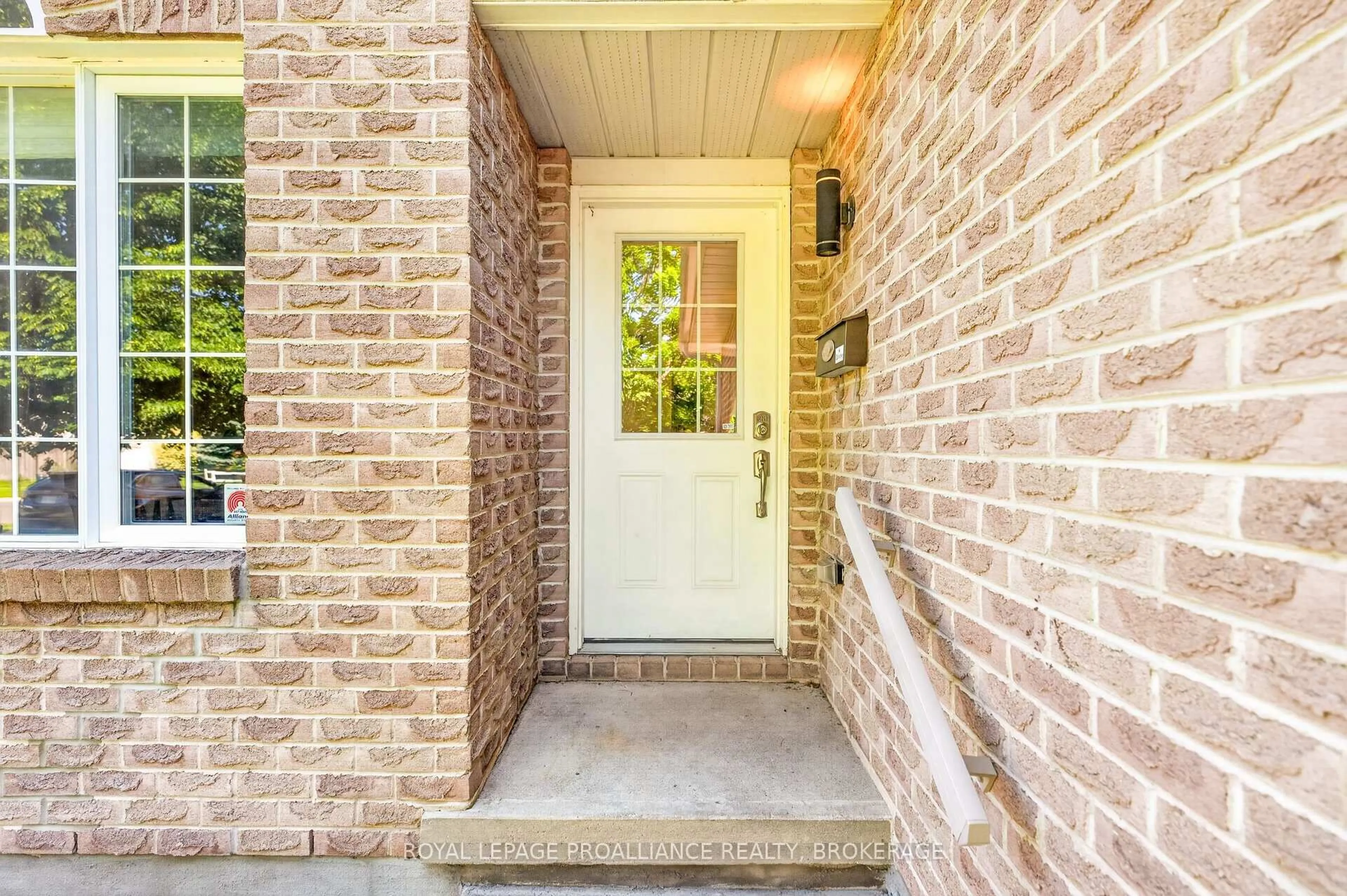 Indoor entryway for 1067 Acadia Dr, Kingston Ontario K7M 8V7