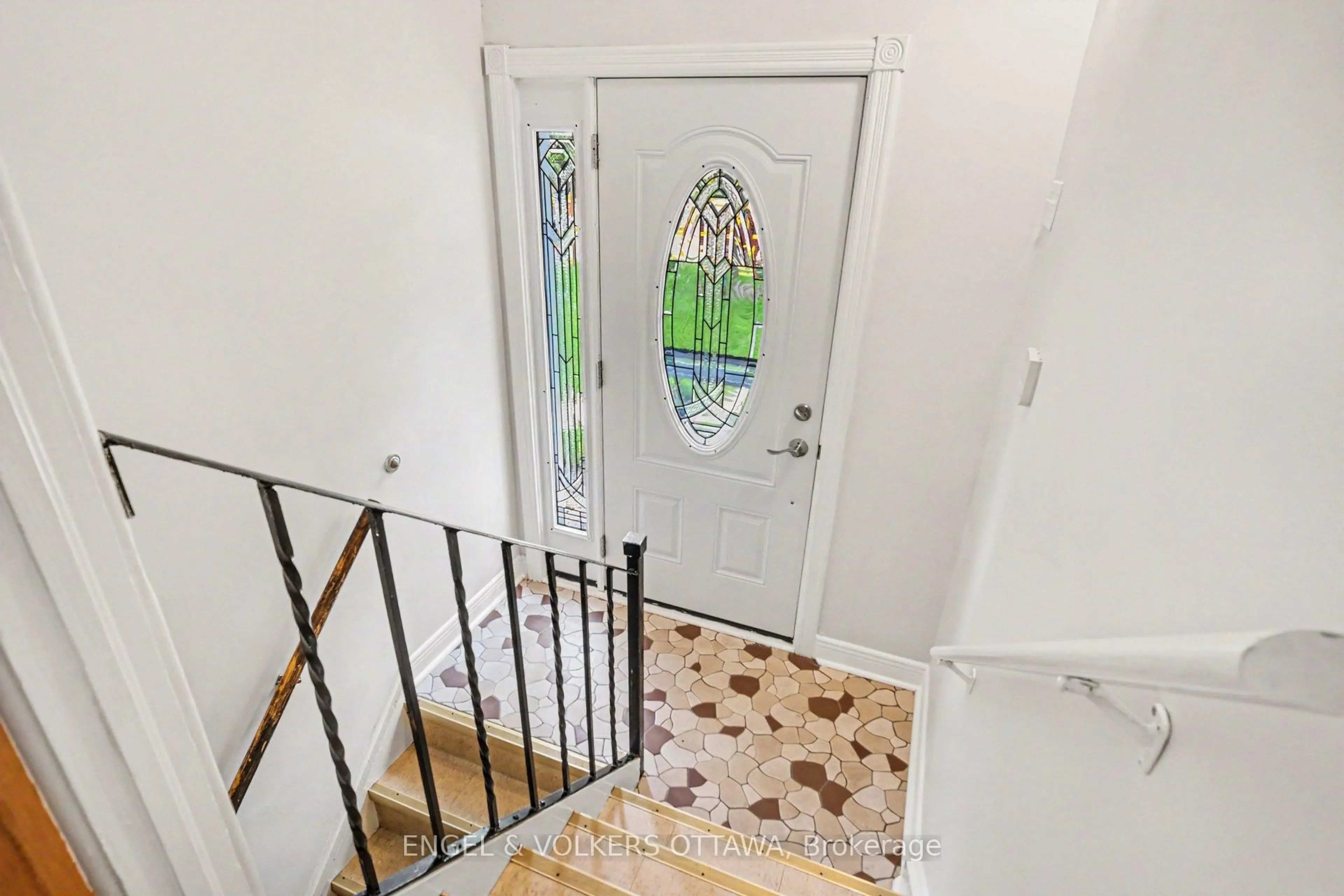Indoor entryway for 325 Summit Ave, Ottawa Ontario K1H 5Z7