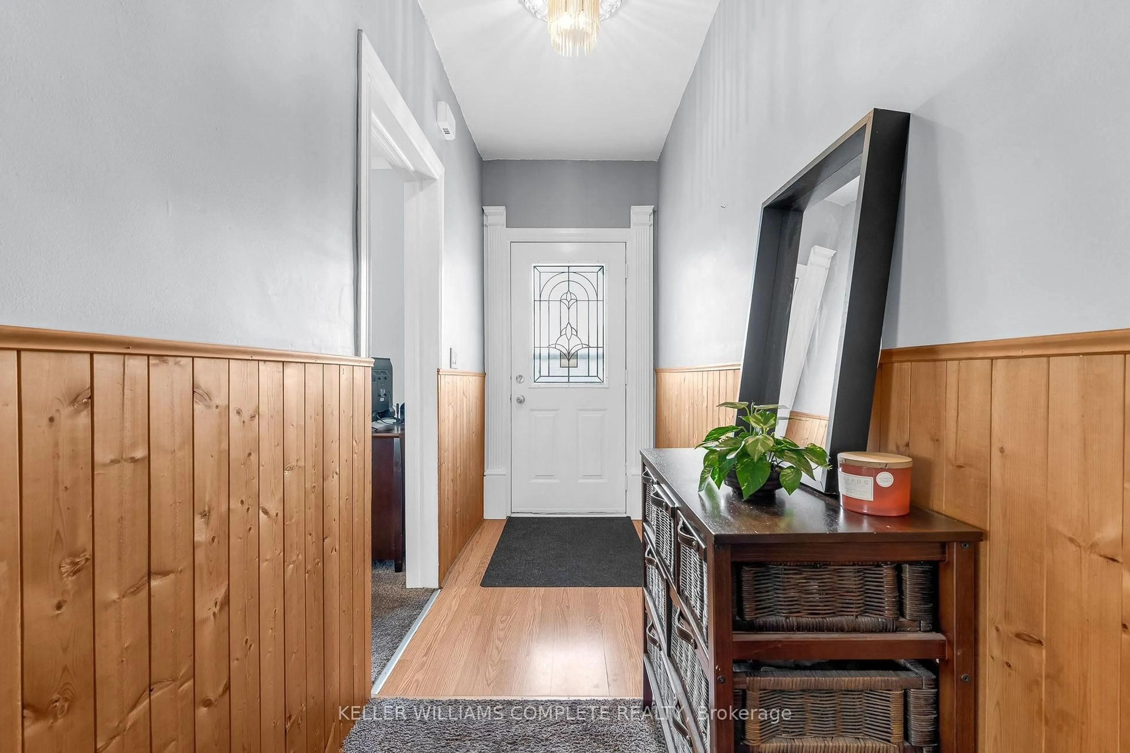 Indoor entryway for 16 Albemarle St, Hamilton Ontario L8L 7G3