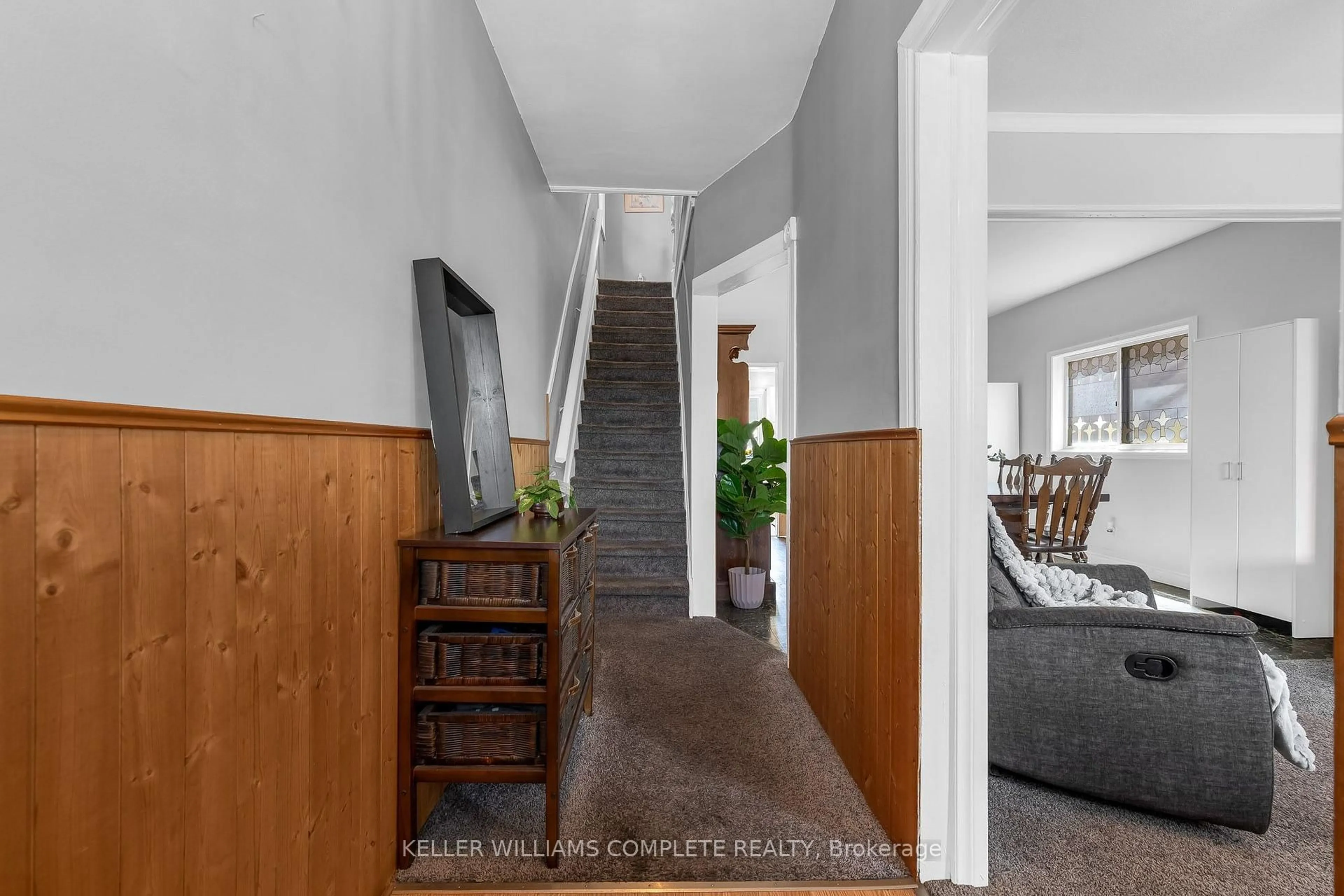 Indoor foyer for 16 Albemarle St, Hamilton Ontario L8L 7G3