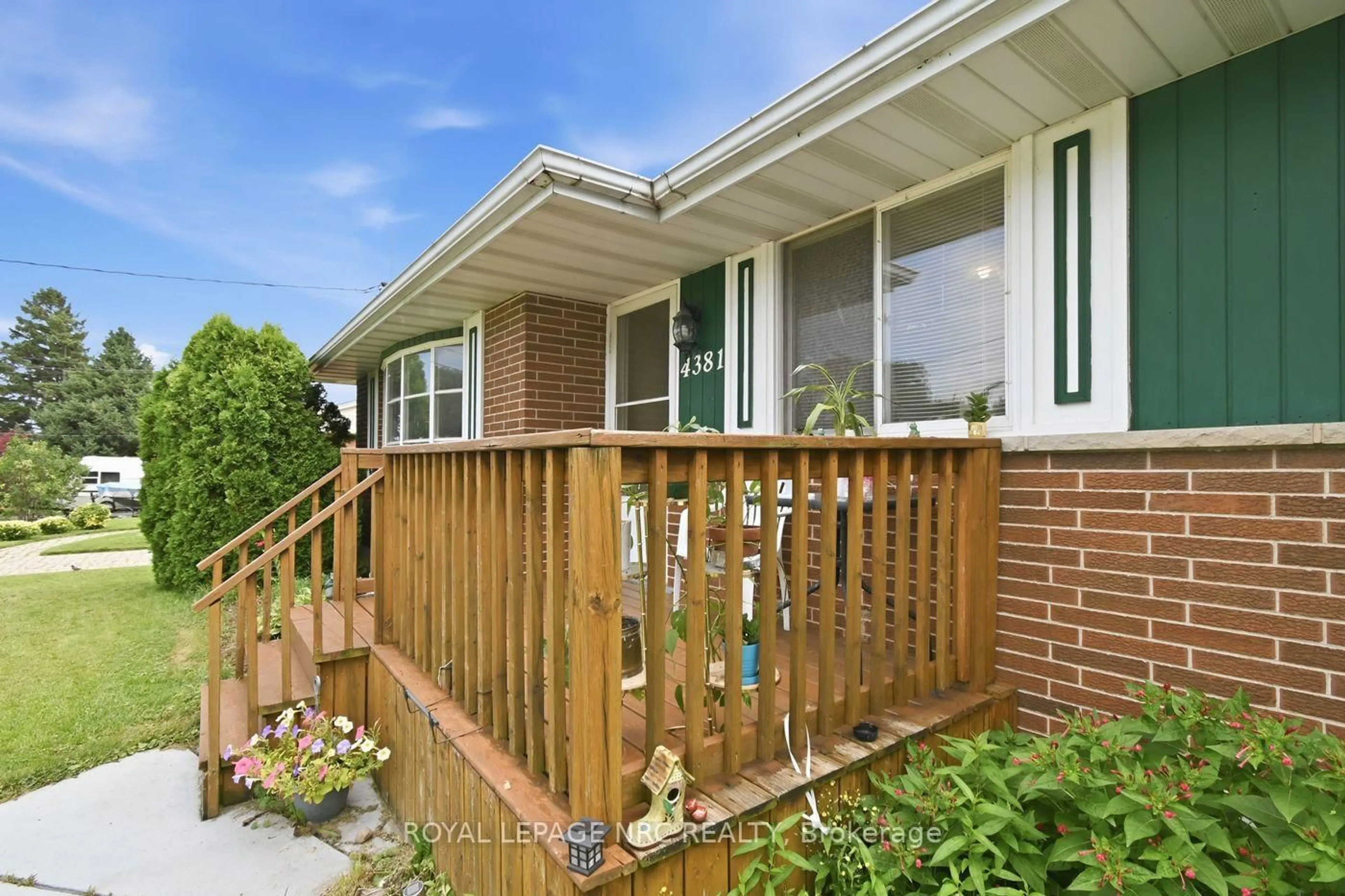 Home with brick exterior material, street for 4381 Jackson St, Lincoln Ontario L3J 0N9
