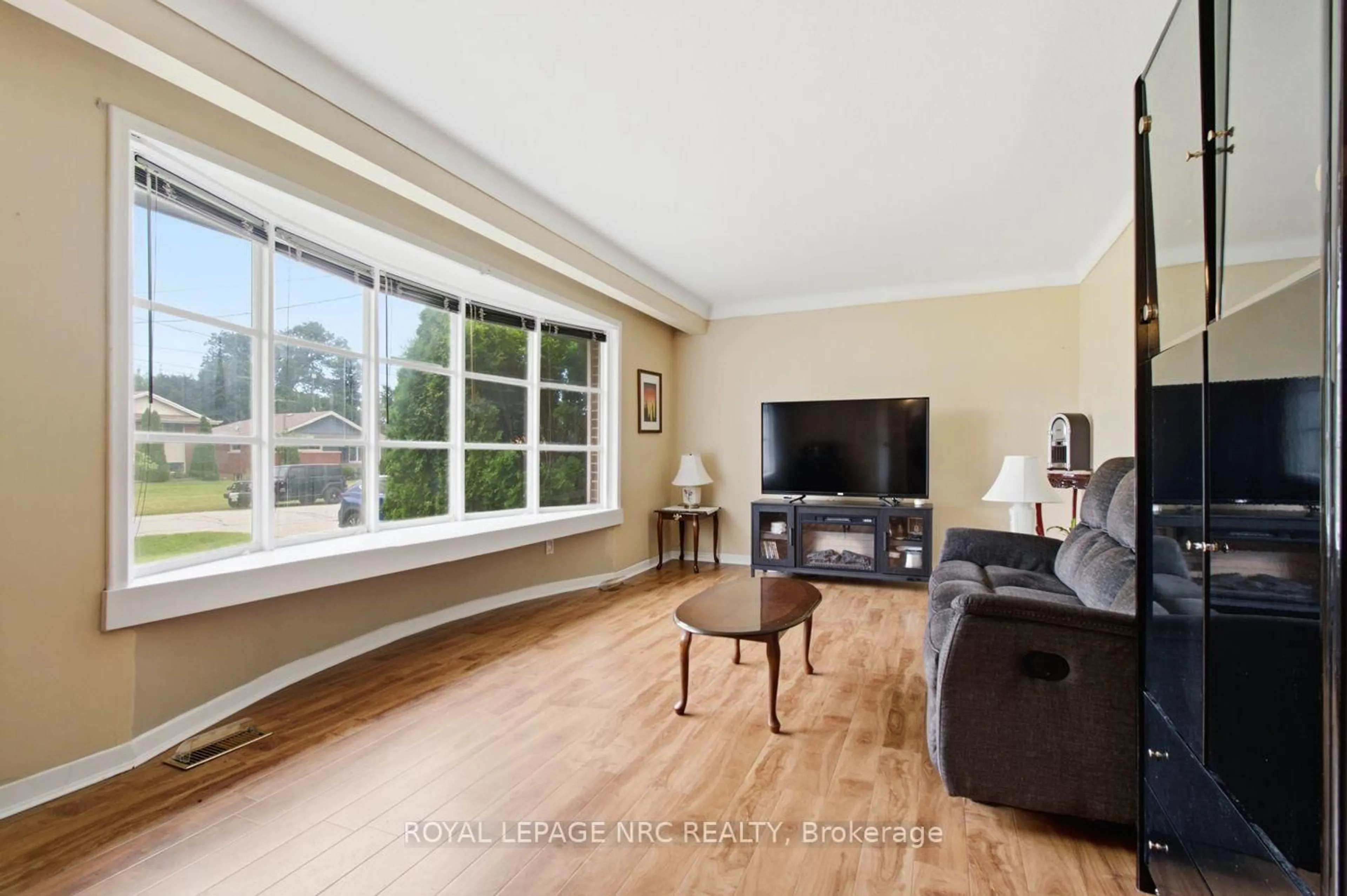 Living room with furniture, unknown for 4381 Jackson St, Lincoln Ontario L3J 0N9