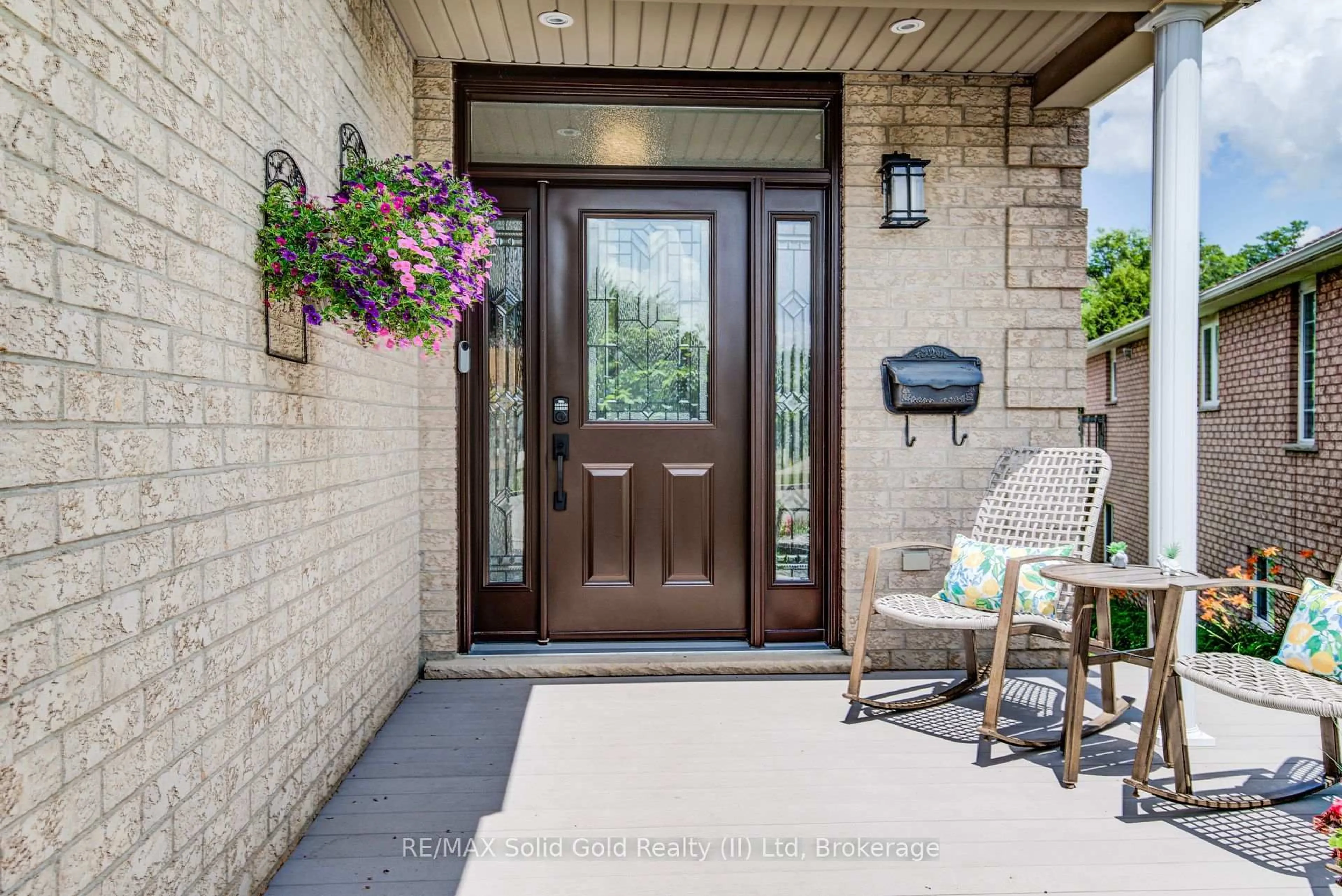 Indoor entryway for 110 Glencliffe Crt, Kitchener Ontario N2B 3X1
