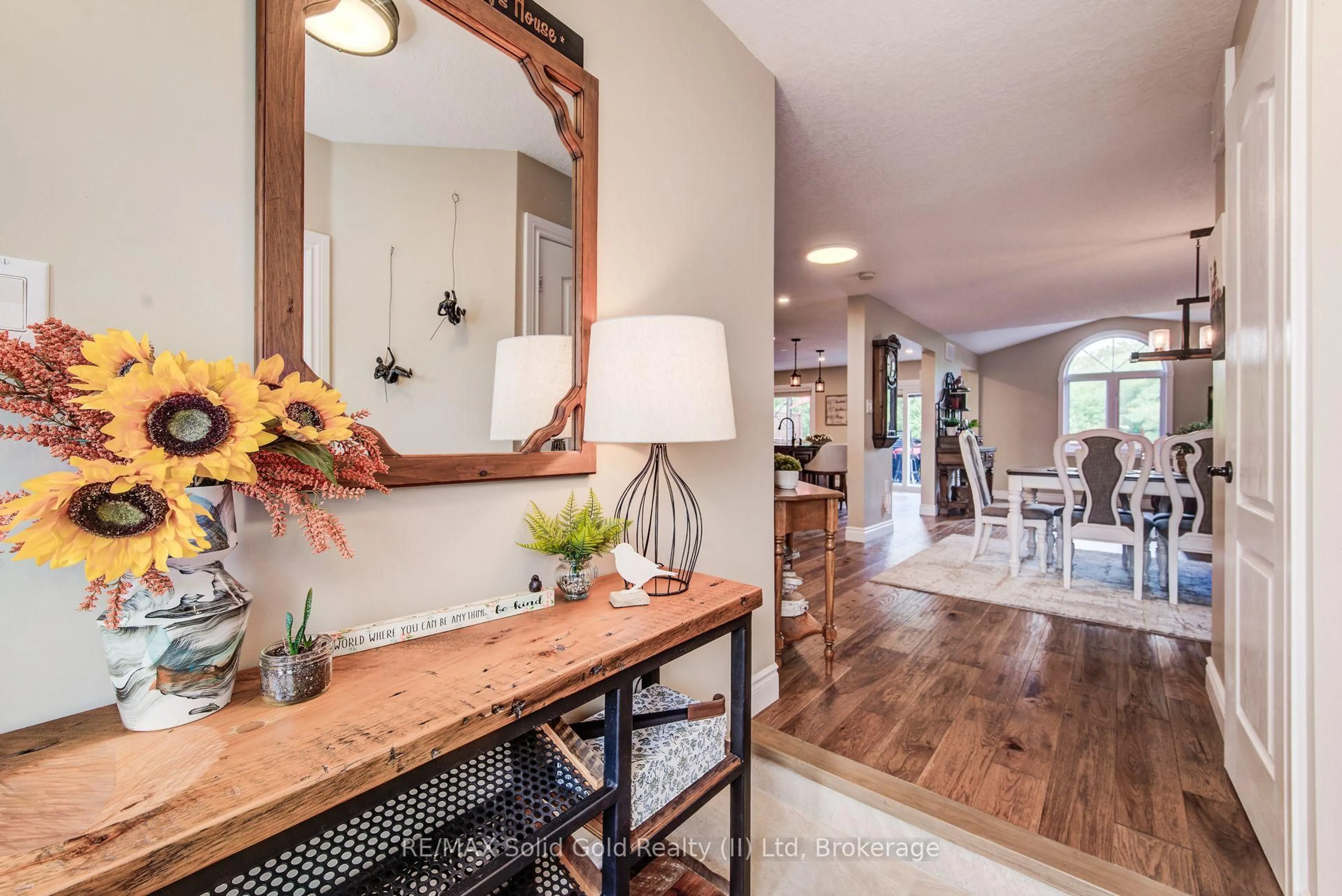 Indoor entryway for 110 Glencliffe Crt, Kitchener Ontario N2B 3X1