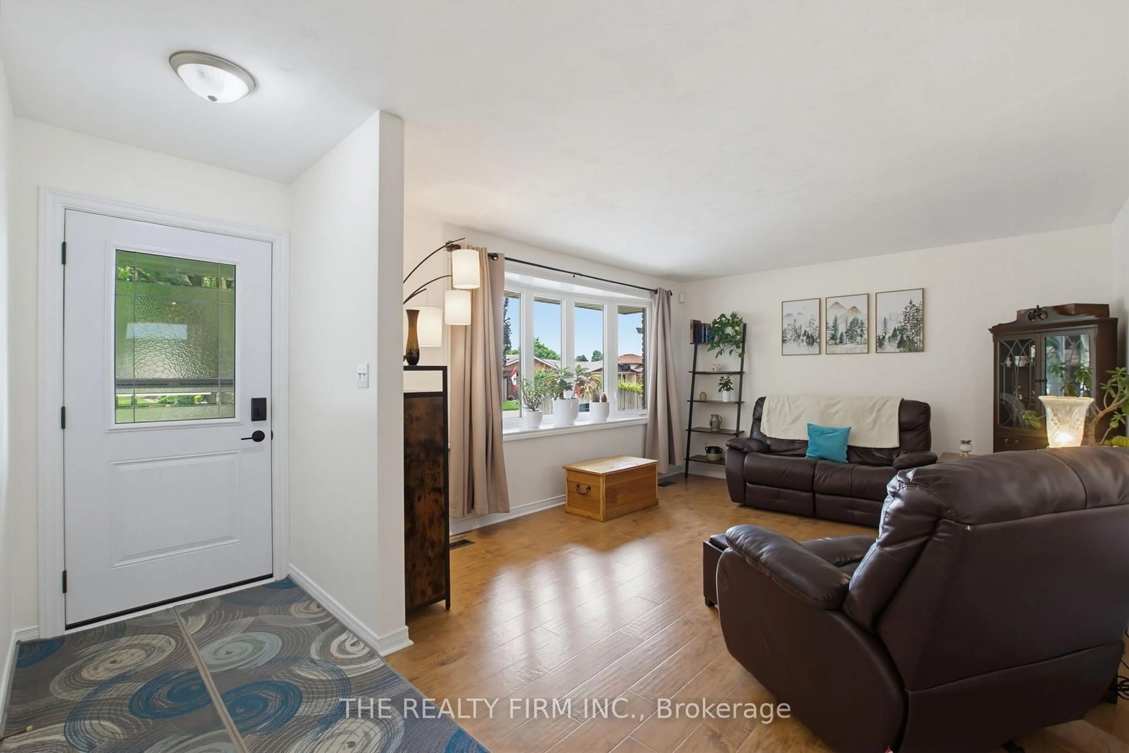 Living room with furniture, wood/laminate floor for 493 Maple St, Strathroy-Caradoc Ontario N7G 3M9