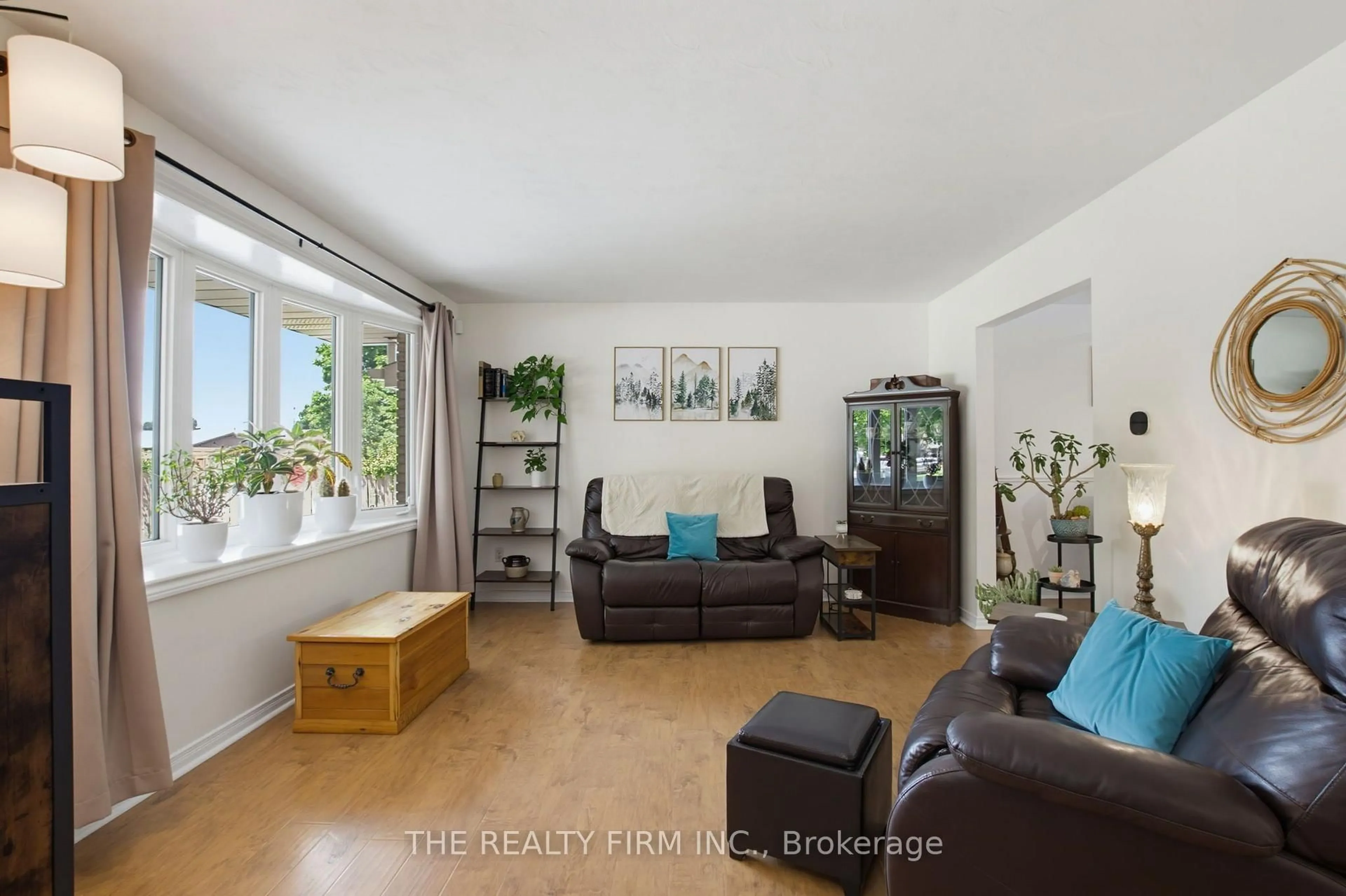 Living room with furniture, unknown for 493 Maple St, Strathroy-Caradoc Ontario N7G 3M9