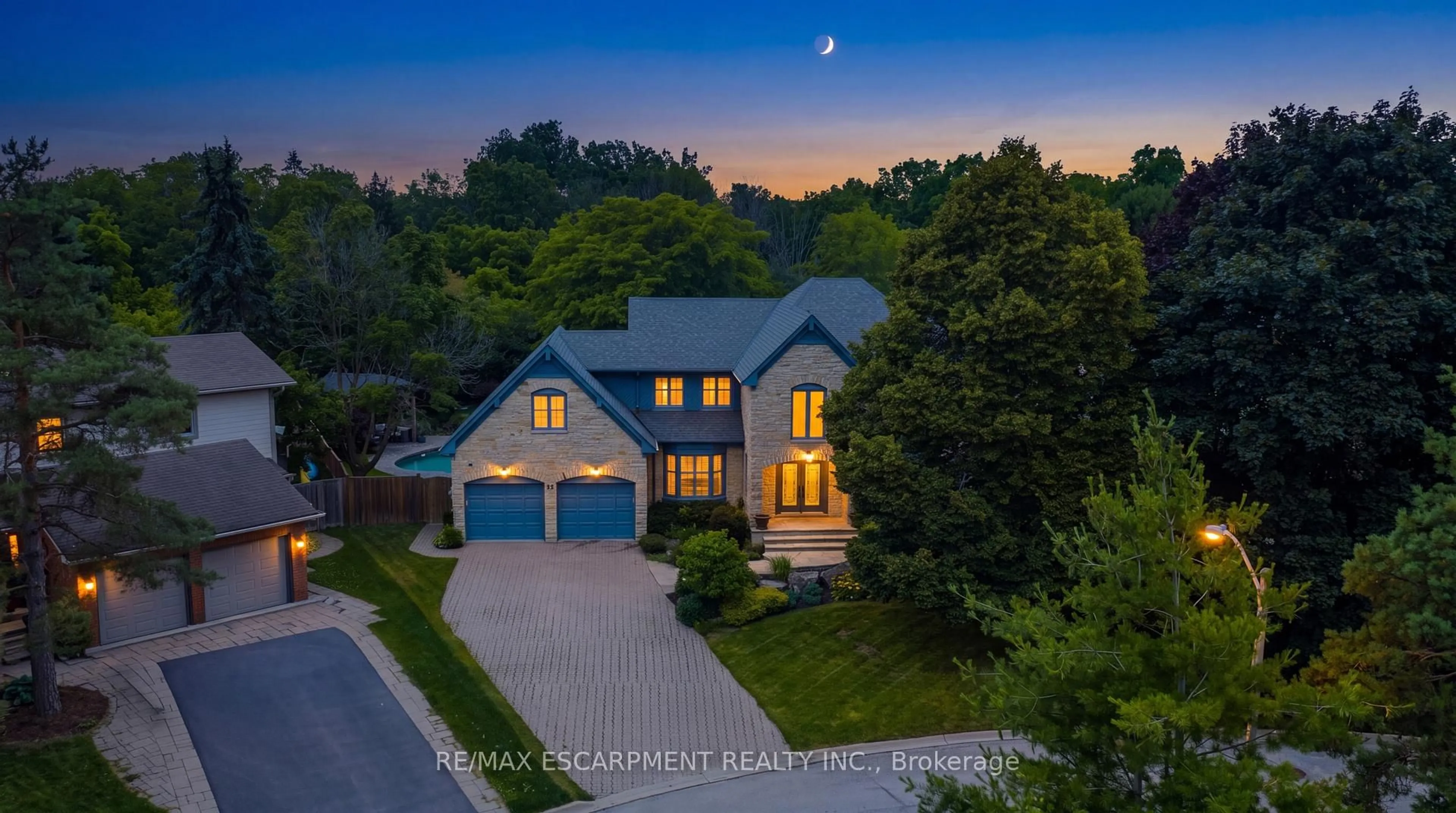 A pic from outside/outdoor area/front of a property/back of a property/a pic from drone, unknown for 81 Flanders Dr, Hamilton Ontario L8B 0G6