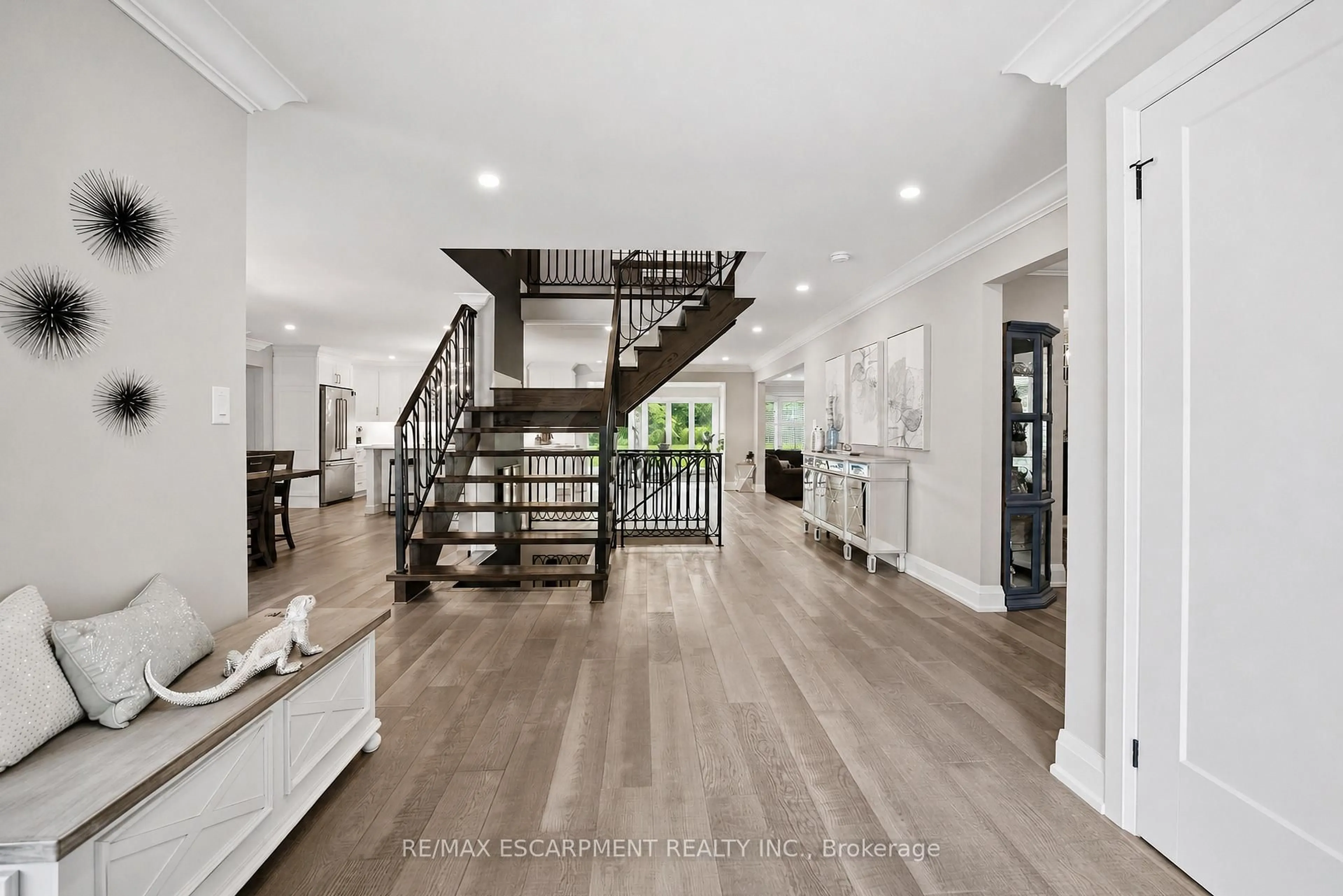 Indoor entryway for 81 Flanders Dr, Hamilton Ontario L8B 0G6