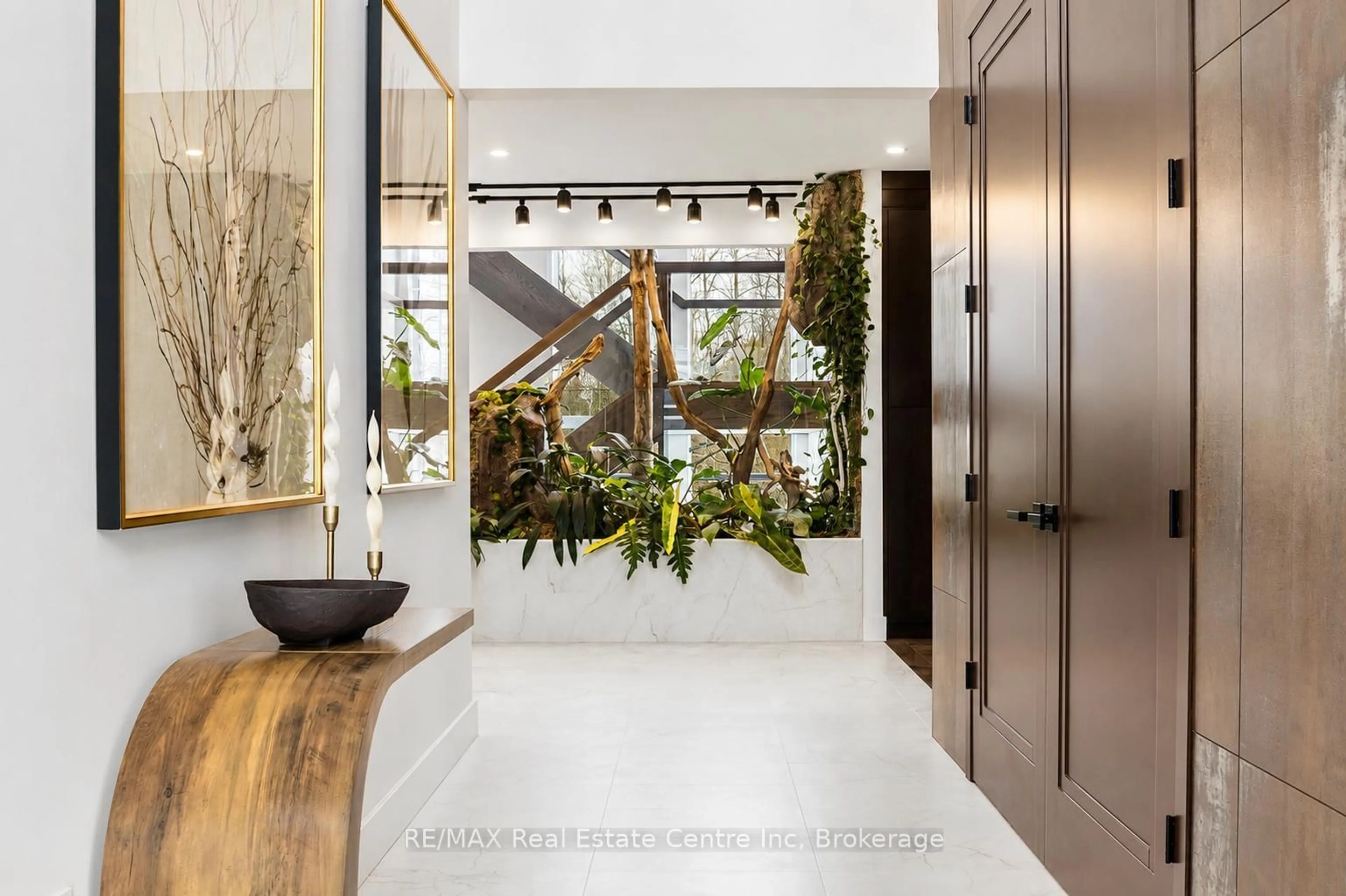 Indoor entryway for 11 CHERRYWOOD Lane, Centre Wellington Ontario N1M 2W3