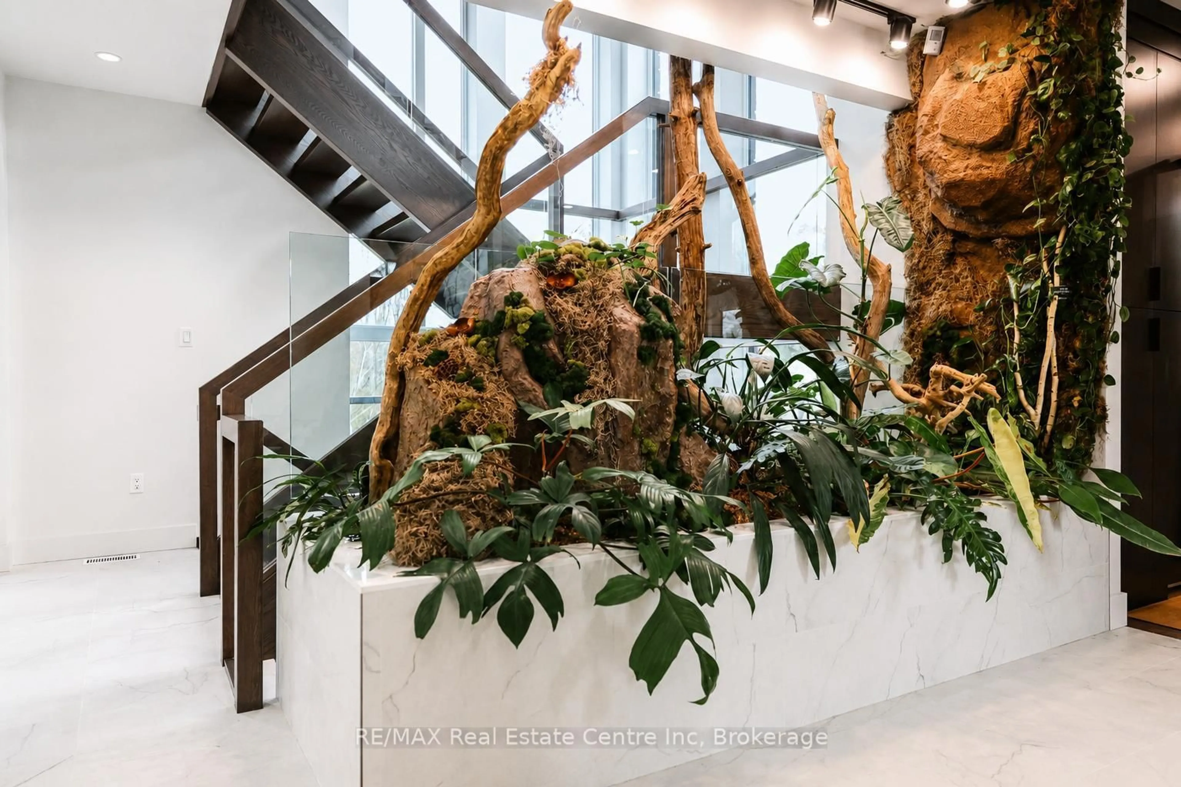 Lobby for 11 CHERRYWOOD Lane, Centre Wellington Ontario N1M 2W3