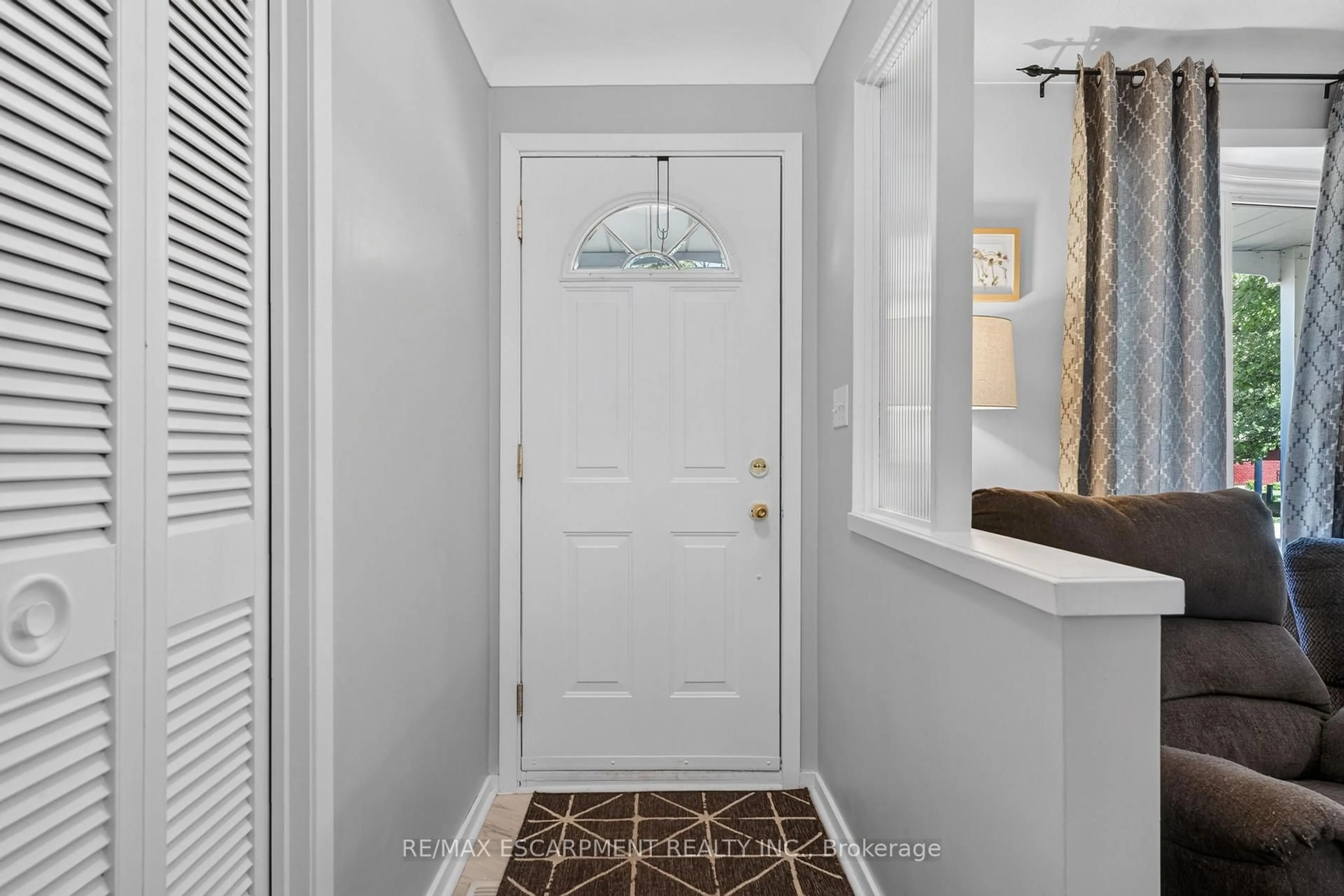 Indoor entryway for 126 Victoria Ave, Haldimand Ontario N1A 1A5