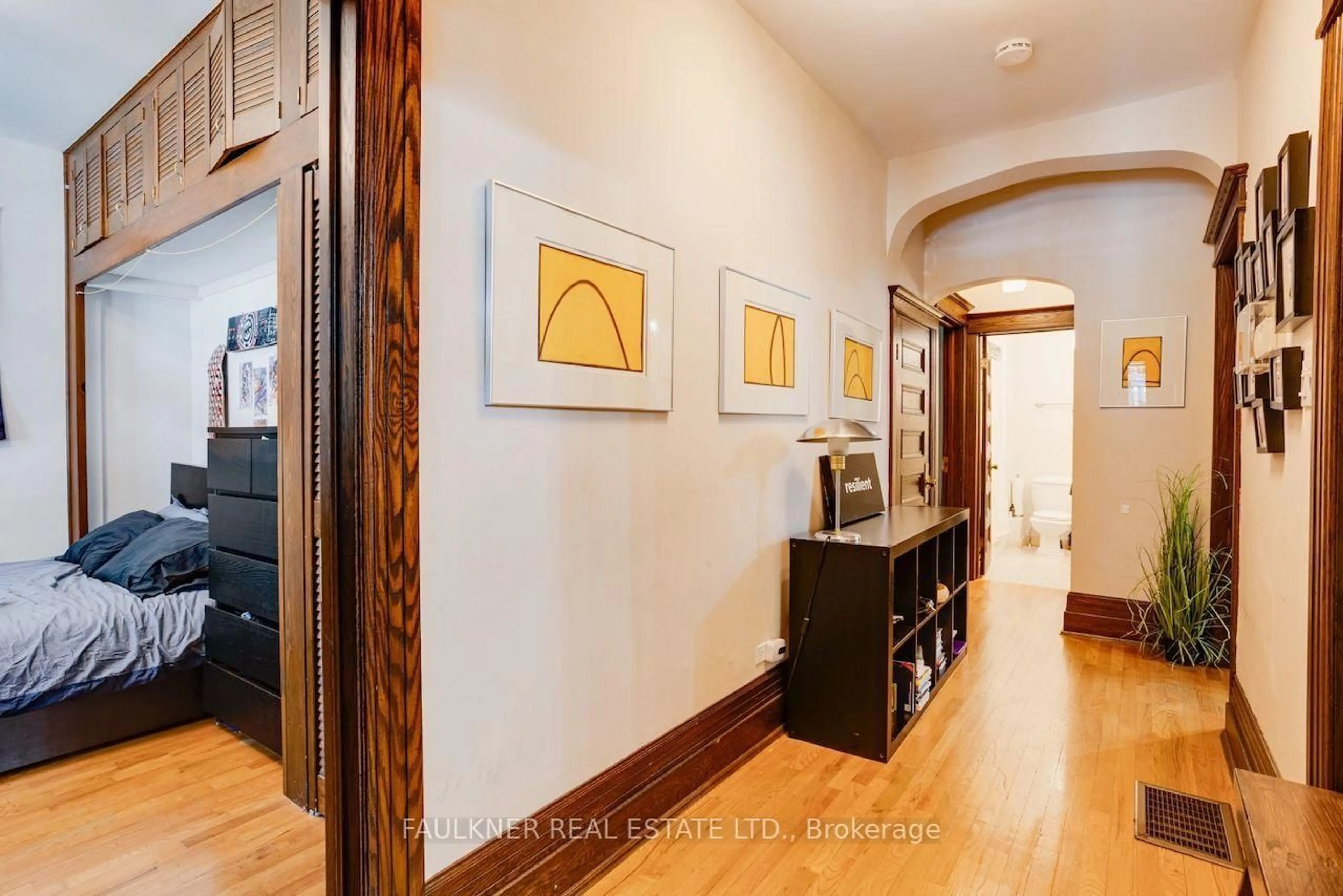 Indoor entryway for 192 Glebe Ave, Ottawa Ontario K1S 2C7