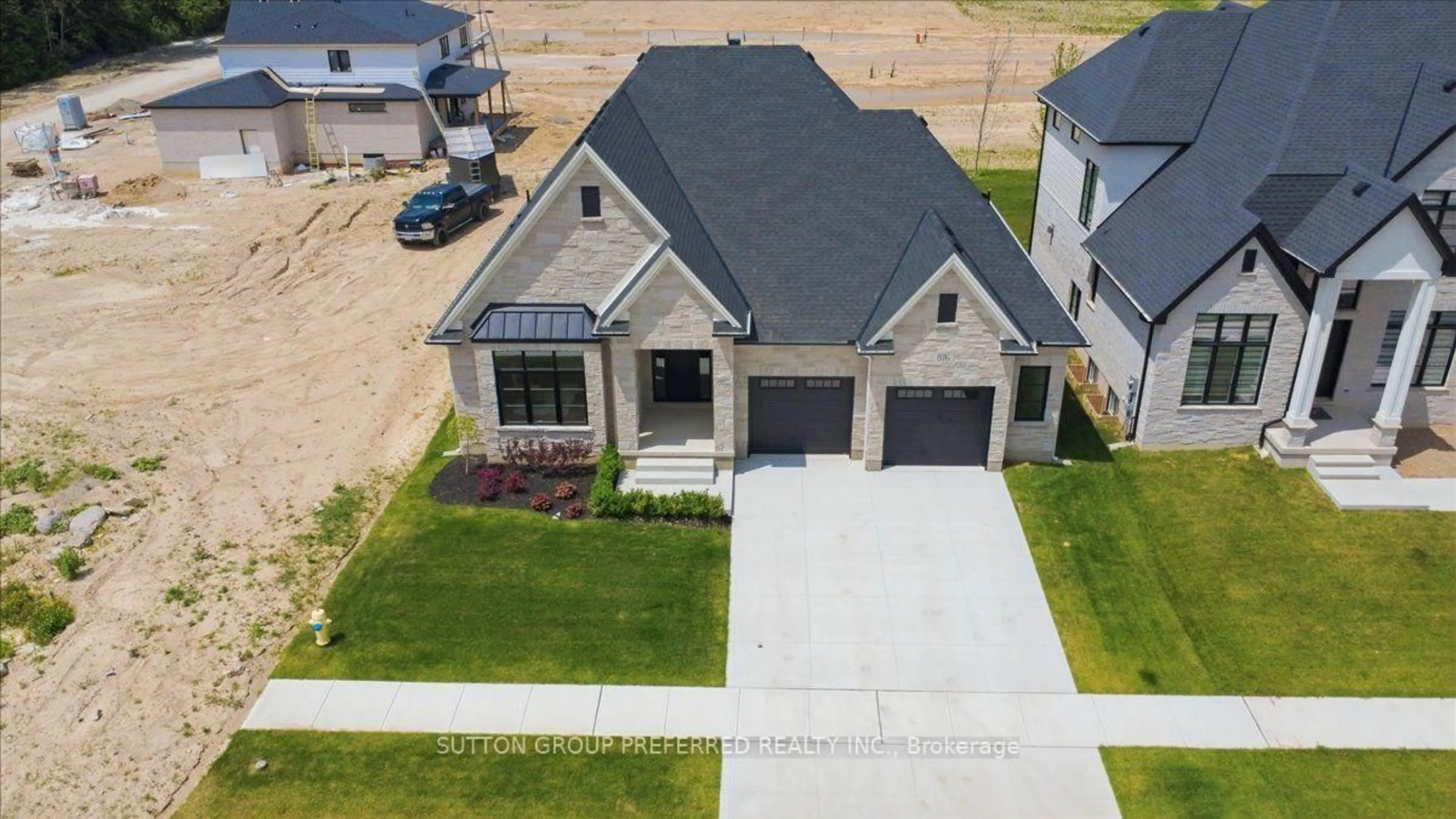A pic from outside/outdoor area/front of a property/back of a property/a pic from drone, street for 876 EAGLETRACE Dr, London North Ontario N6G 3X9