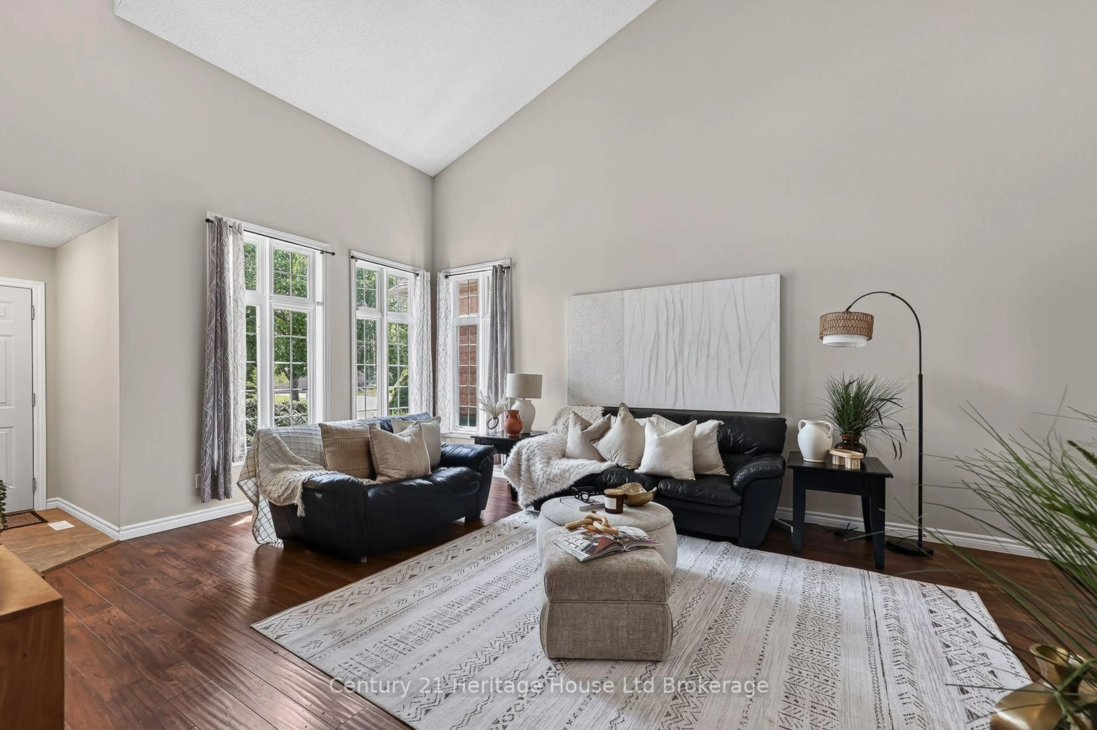 Living room with furniture, unknown for 119 Southview Crt, Woodstock Ontario N4S 9A5