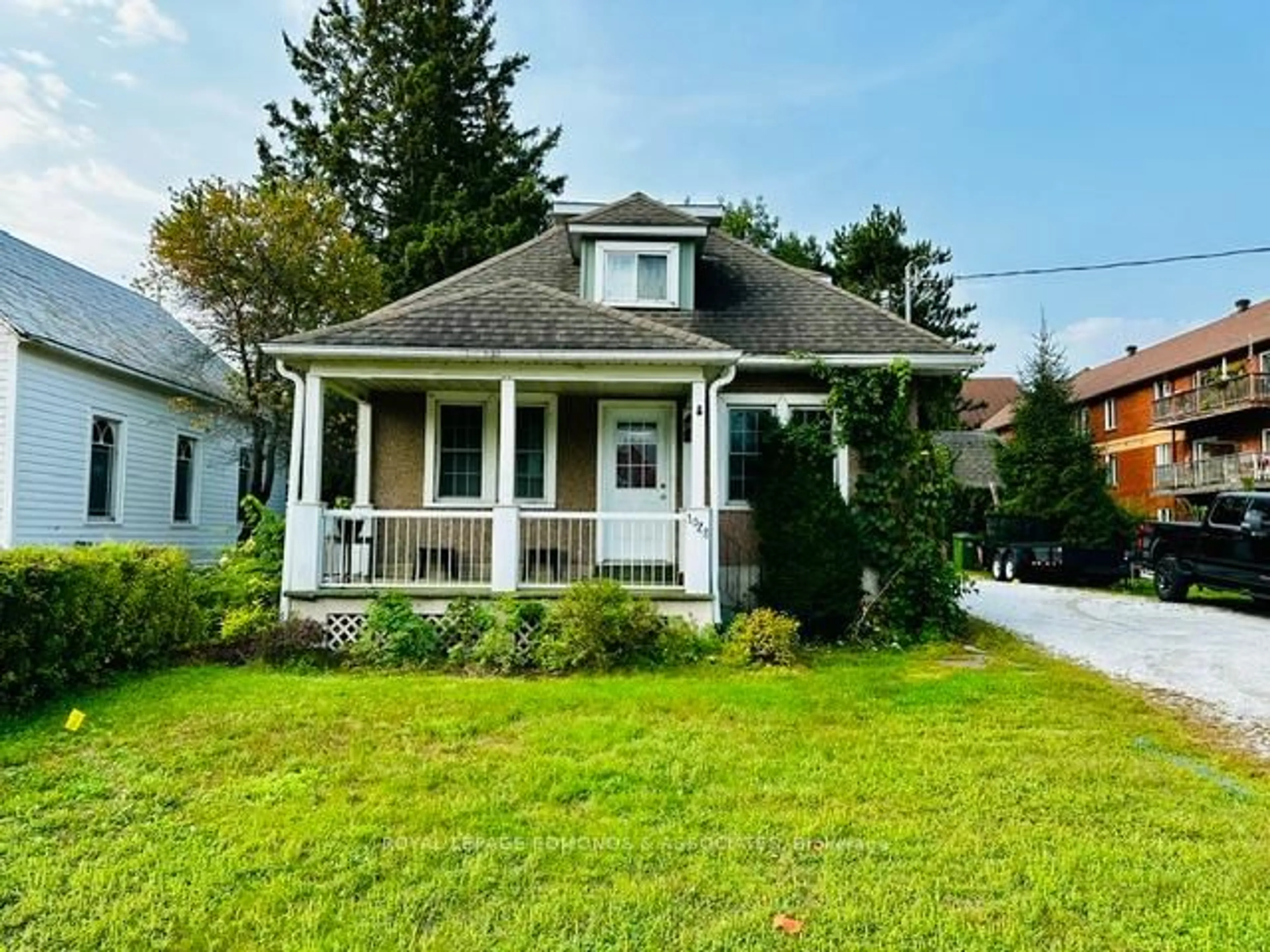 Home with vinyl exterior material, street for 1028 Pembroke St, Pembroke Ontario K8A 6Z2