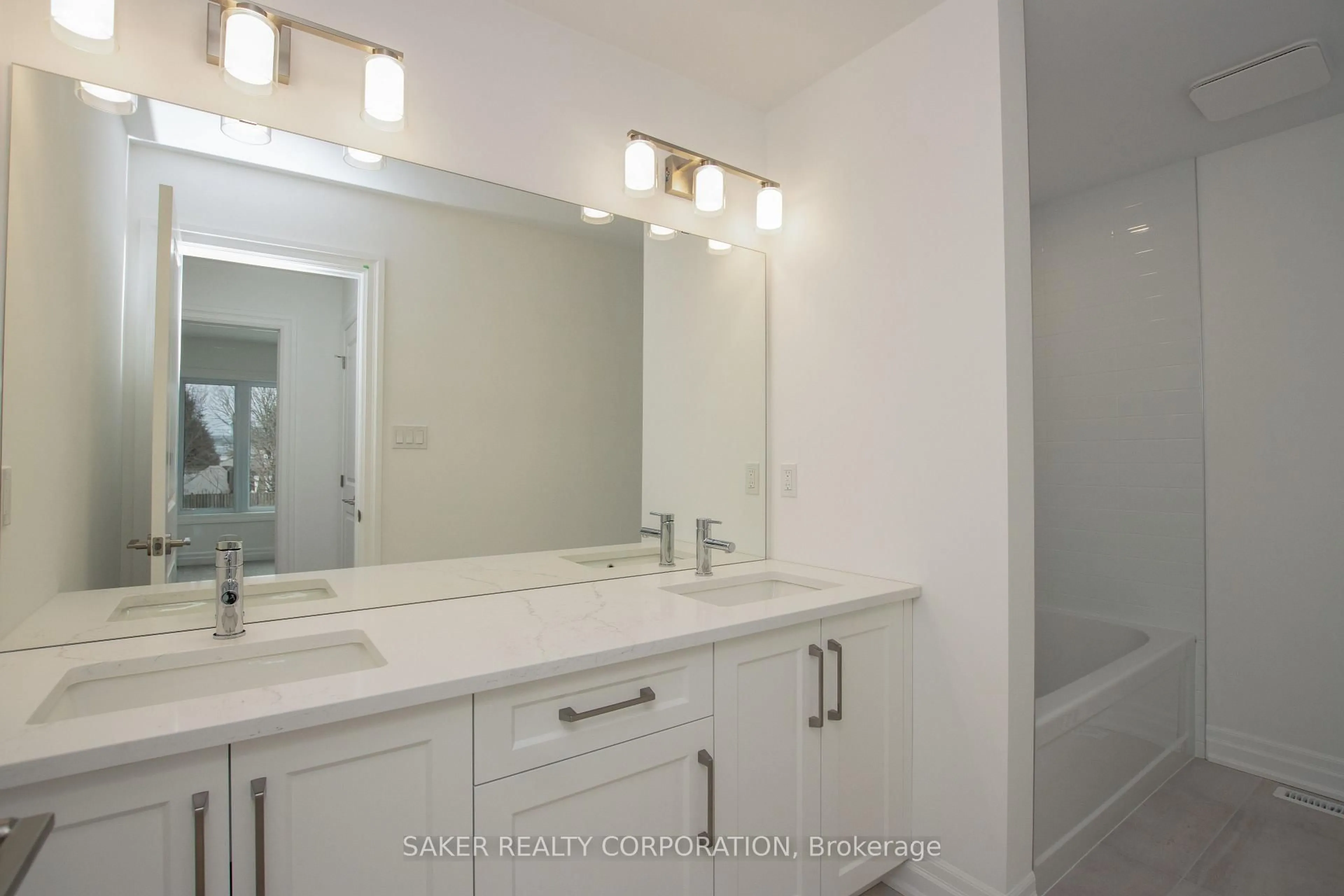 Contemporary bathroom, ceramic/tile floor for 534 REGENT St, Strathroy-Caradoc Ontario N0L 1W0