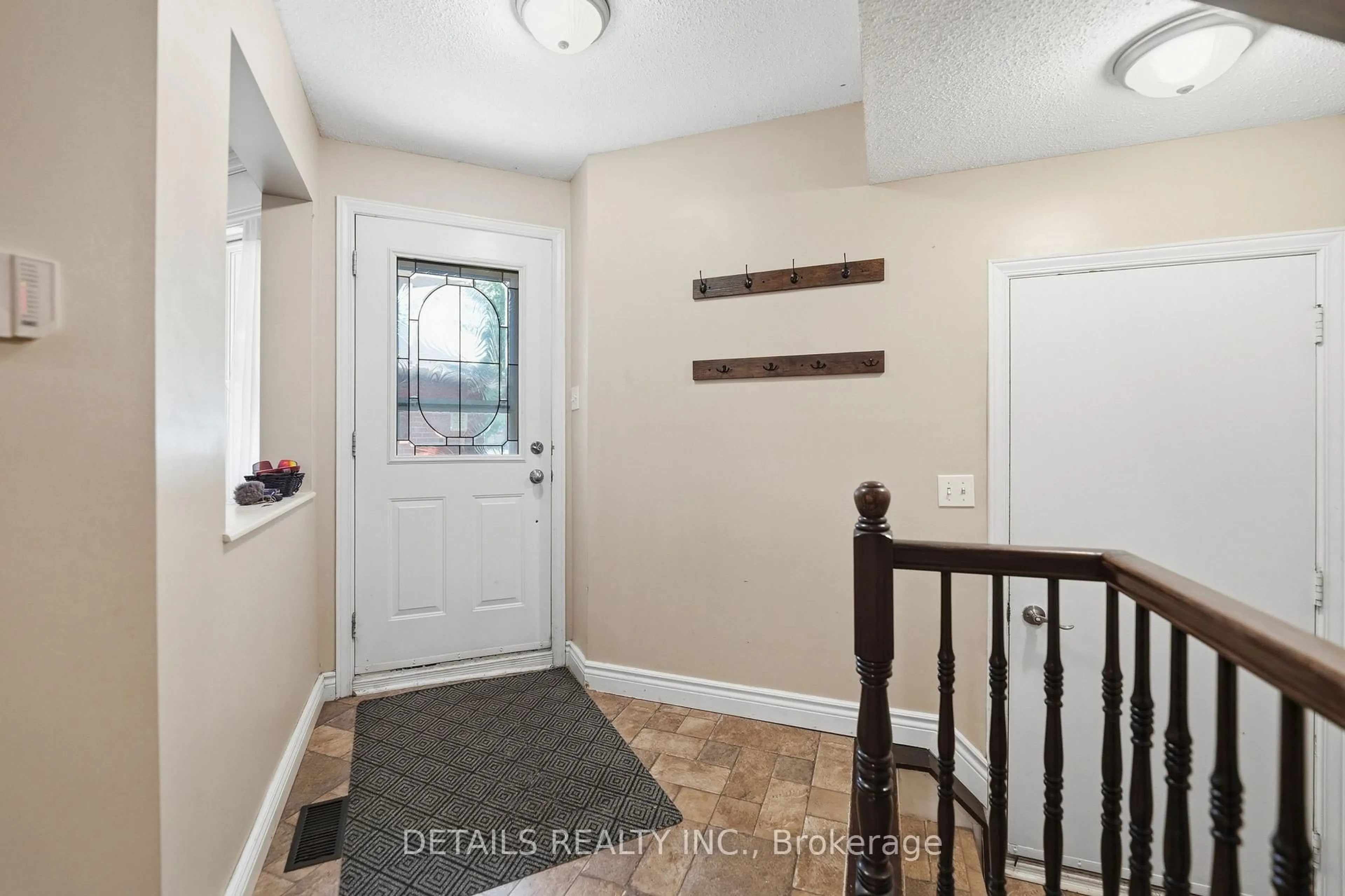 Indoor entryway for 24 Southport Dr, Ottawa Ontario K1T 3E7
