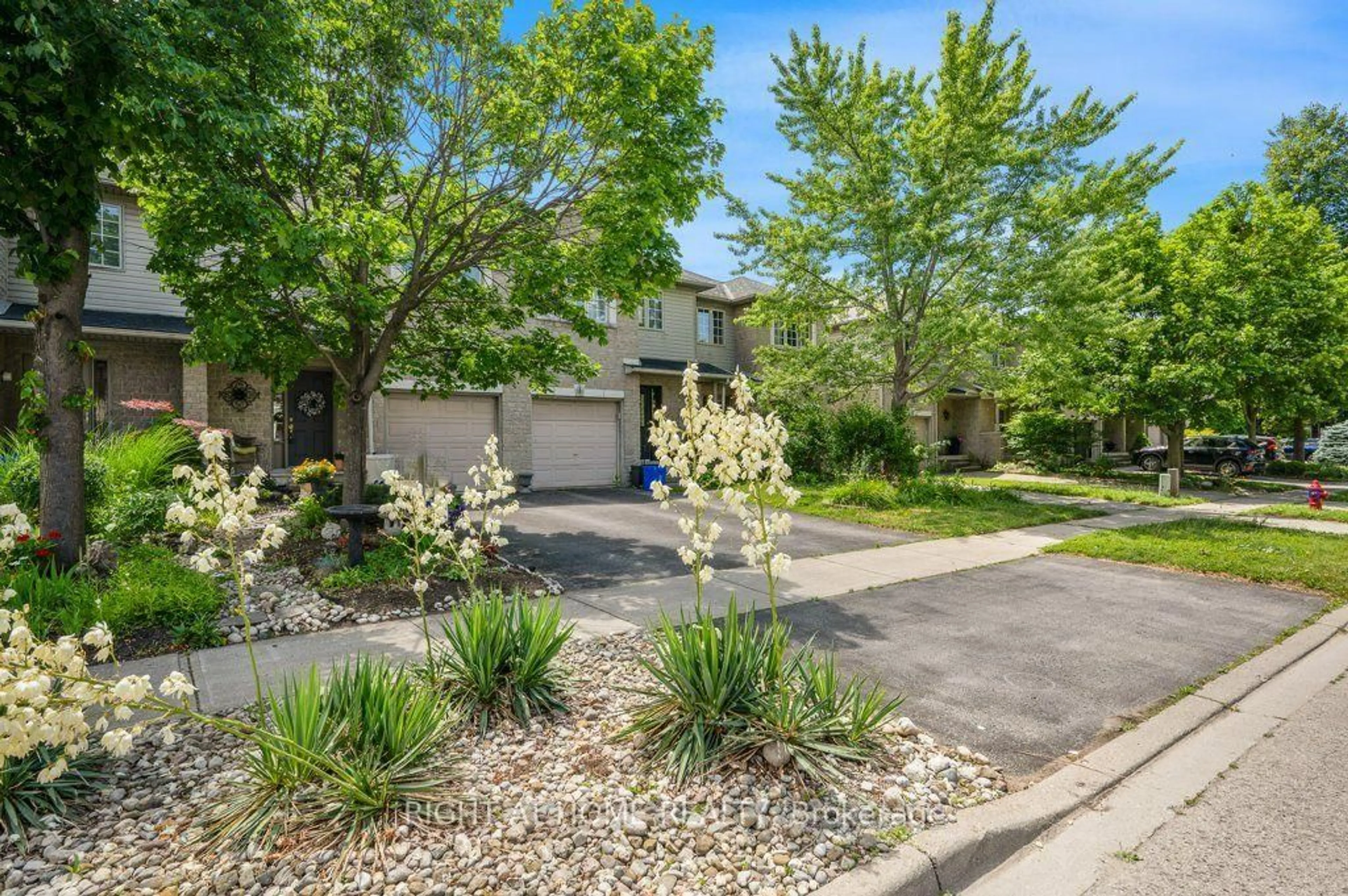 A pic from outside/outdoor area/front of a property/back of a property/a pic from drone, street for 64 Foxborough Dr, Hamilton Ontario L9G 4Y8