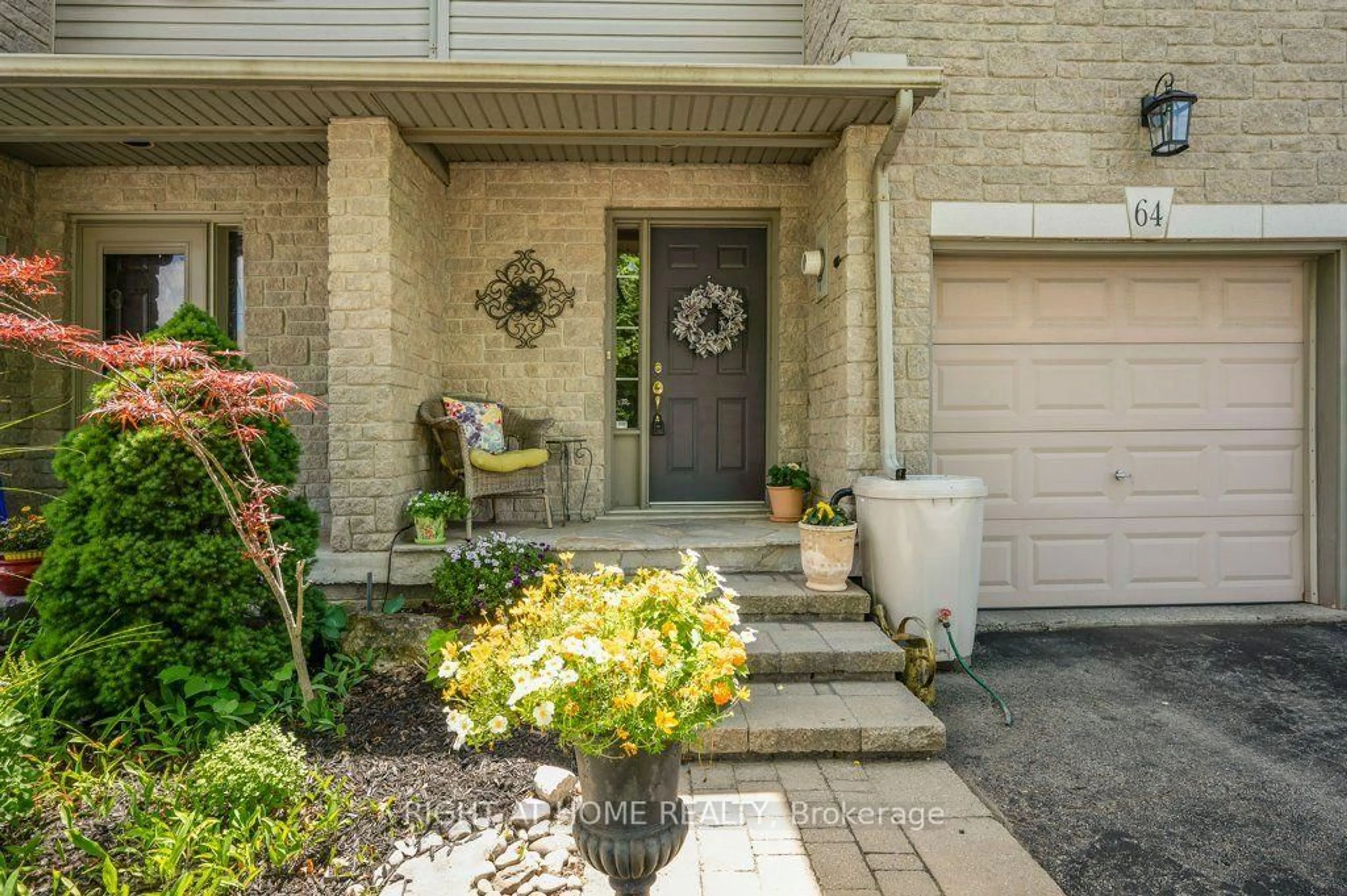 Indoor entryway for 64 Foxborough Dr, Hamilton Ontario L9G 4Y8