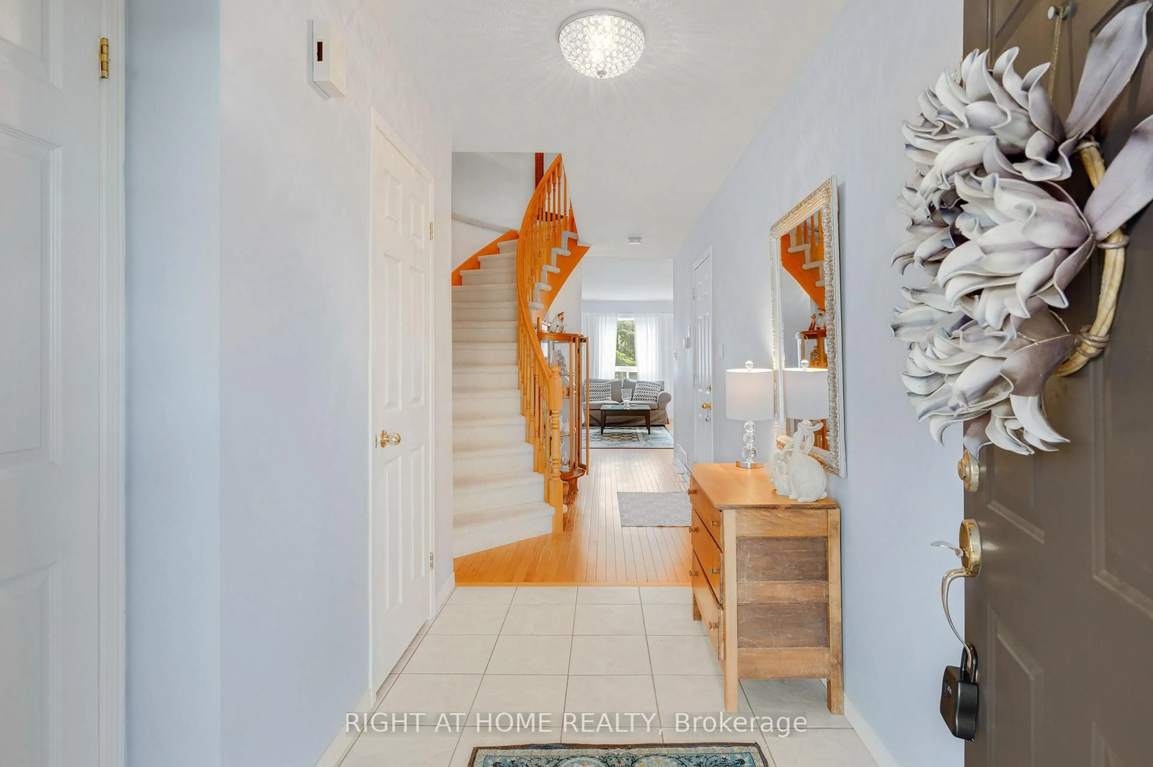 Indoor entryway for 64 Foxborough Dr, Hamilton Ontario L9G 4Y8