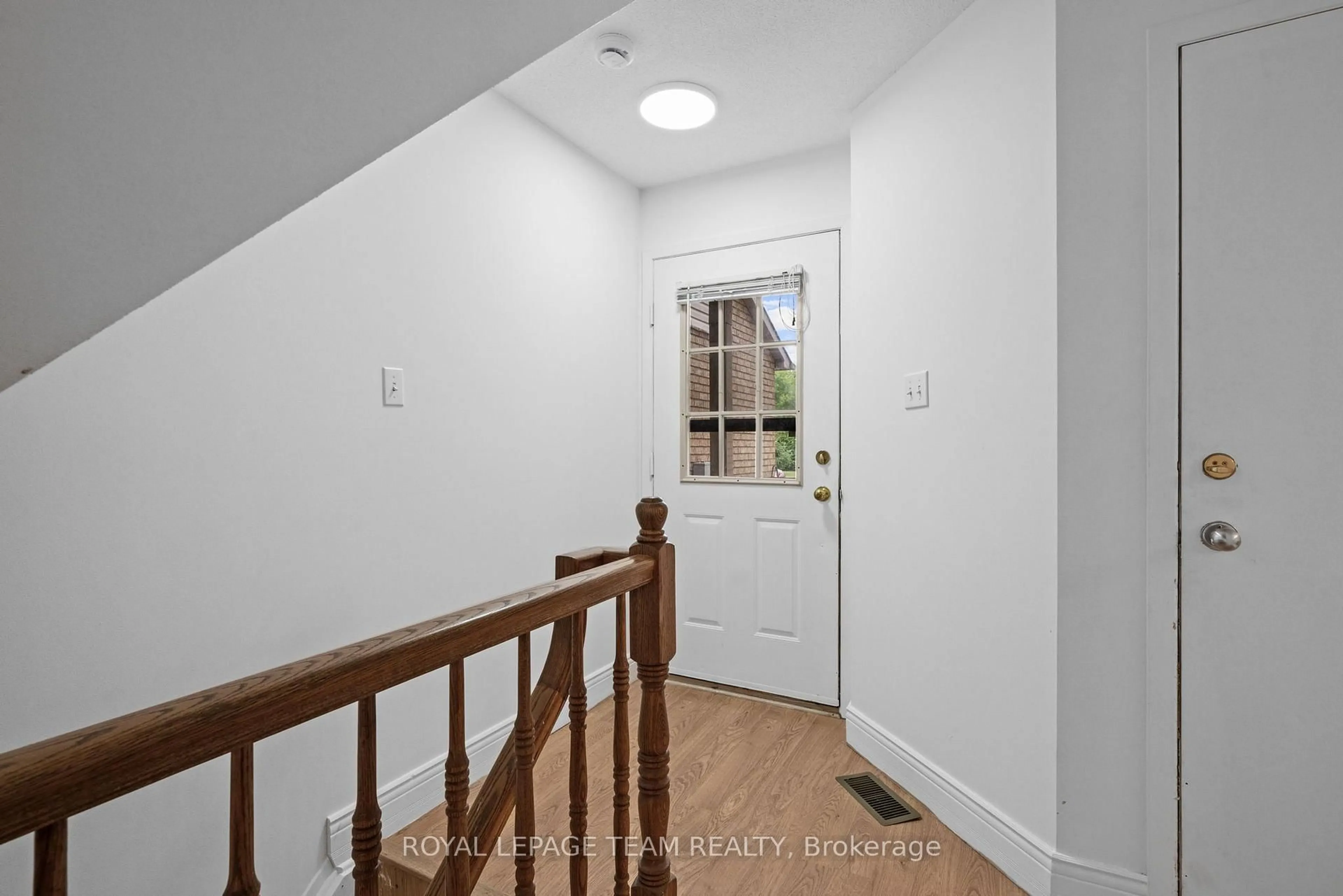 Indoor entryway for 5744 Andrasi Cres #B, Osgoode Ontario K0A 2W0