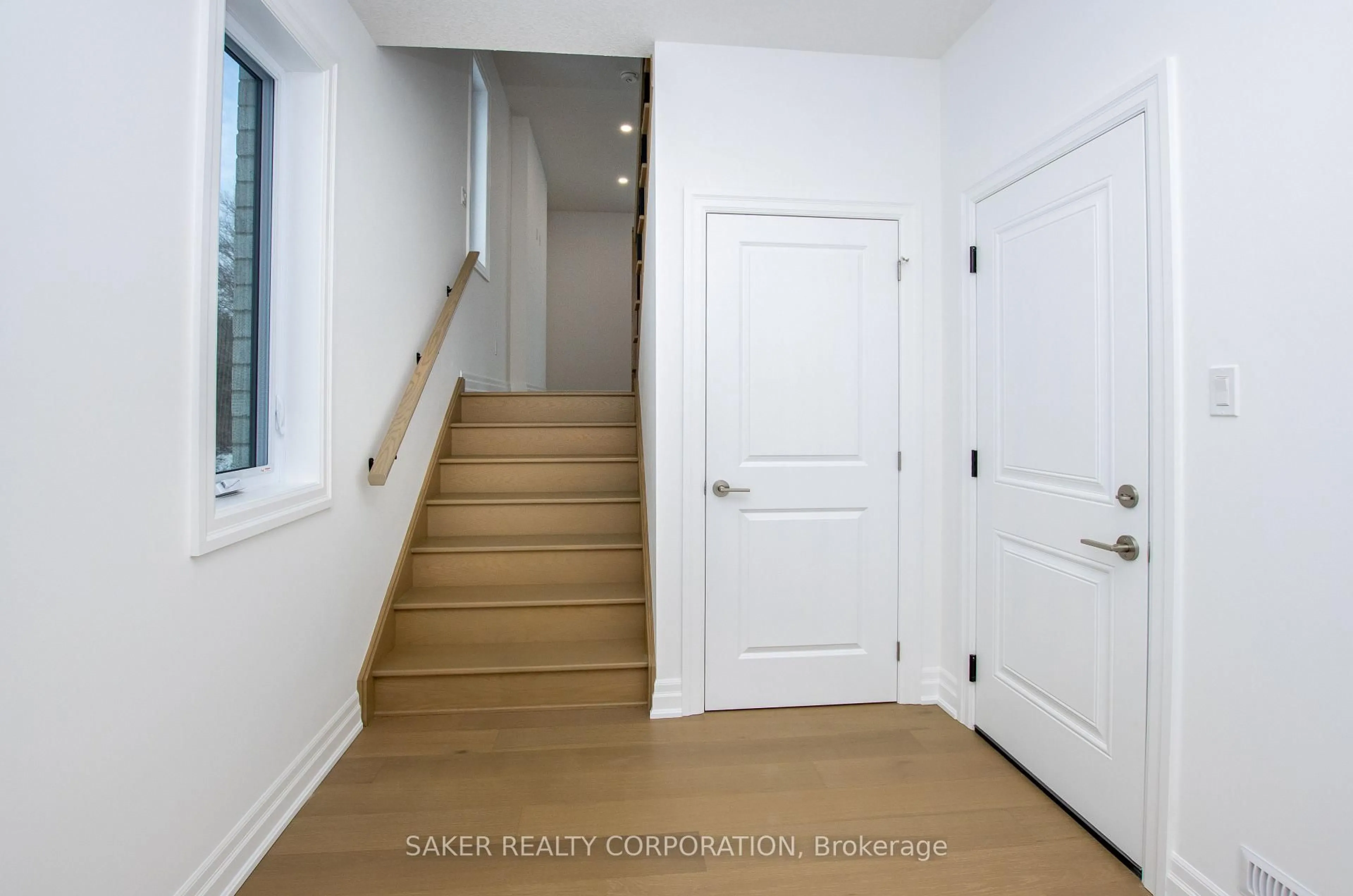 Indoor entryway for 536 REGENT St, Strathroy-Caradoc Ontario N0L 1W0
