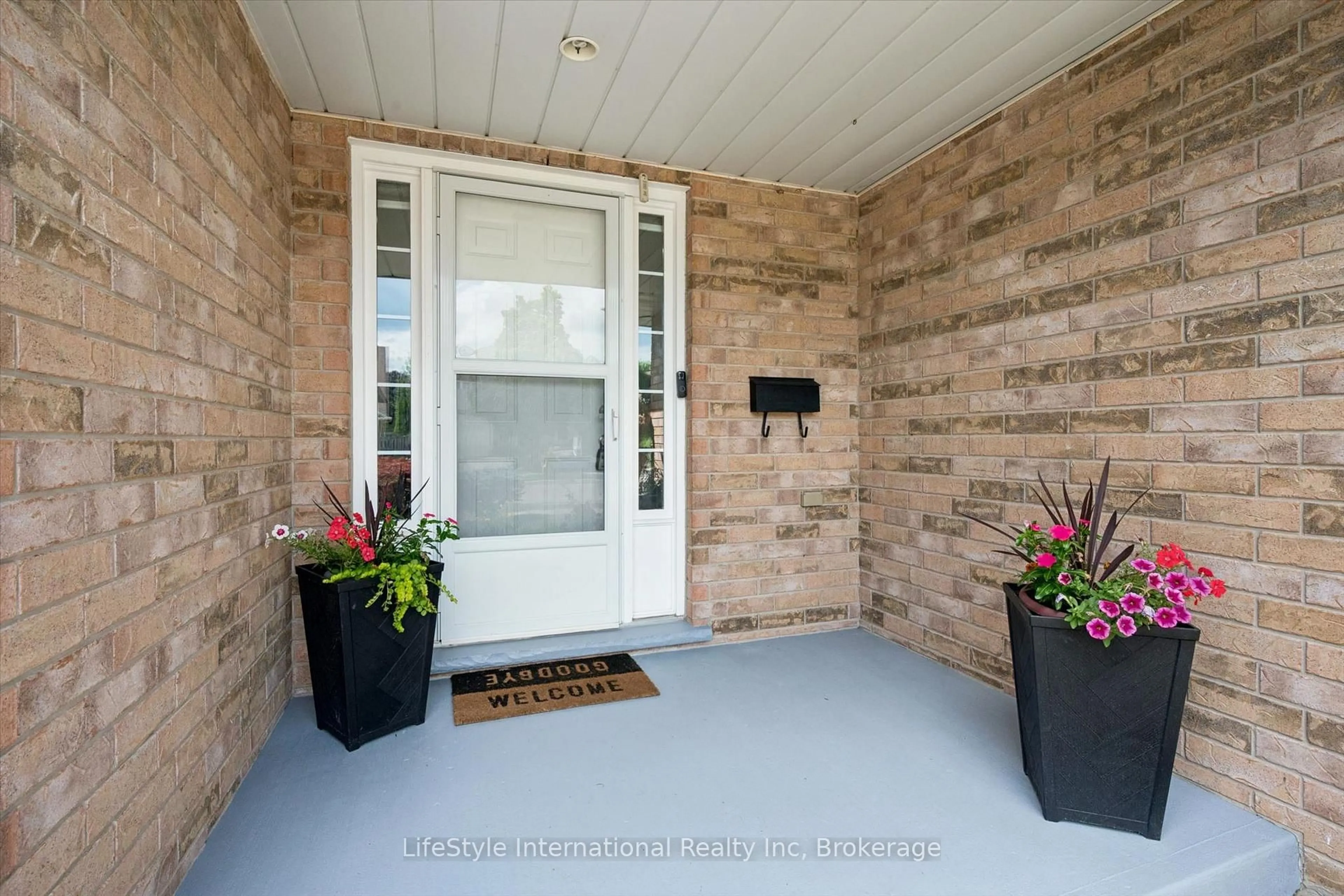 Indoor entryway for 54 Chesterton Lane, Guelph Ontario N1E 6S8